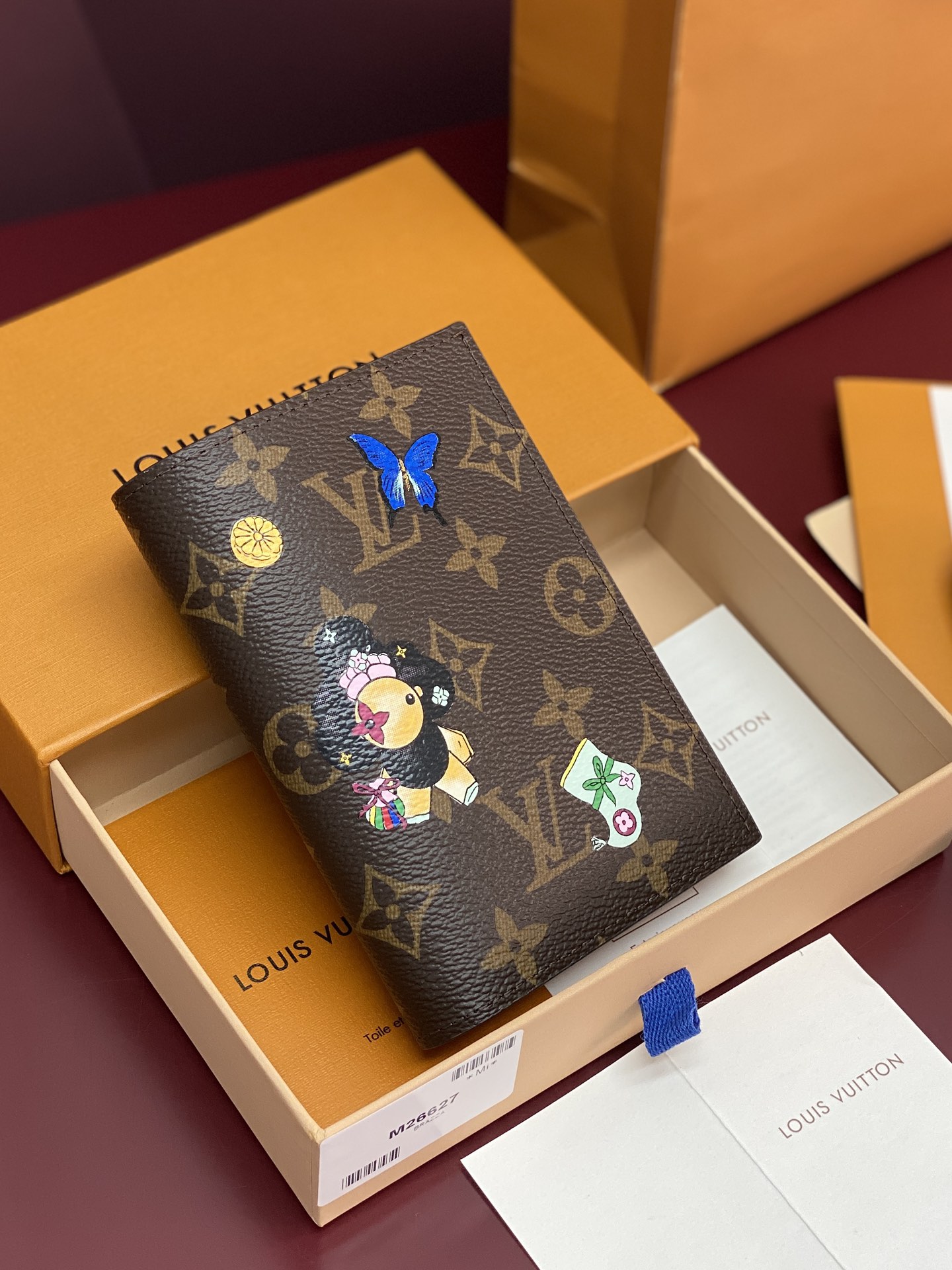 NO:674601,M26627 Christmas (high quality) passport holder, a cheerful passport cover displayed by Bibin's winter travel series. An item that presents the House's mascot in a charming illustration. The contrasting blue frost leather lining adds charm with a vibrant sense of color. Functional design, with two flight pockets, one flat pocket and four card slots. Size: 10x14x2.5cm., LV wallet, louis vuitton, wallets19860909M26627 圣诞款（高品质）护照套护照夹、比比恩冬季旅行系列展示的愉快的护照封面.将House的吉祥物以迷人的插图呈现出来的物品.以充满生机的色彩感增添魅力的对比鲜明的蓝色霜色的皮革材质衬里.功能性设计,有两个飞行口袋,一个扁平口袋和四个卡槽. size:10x14x2.5cm.,LV钱包,louis vuitton,wallets,欧美剧