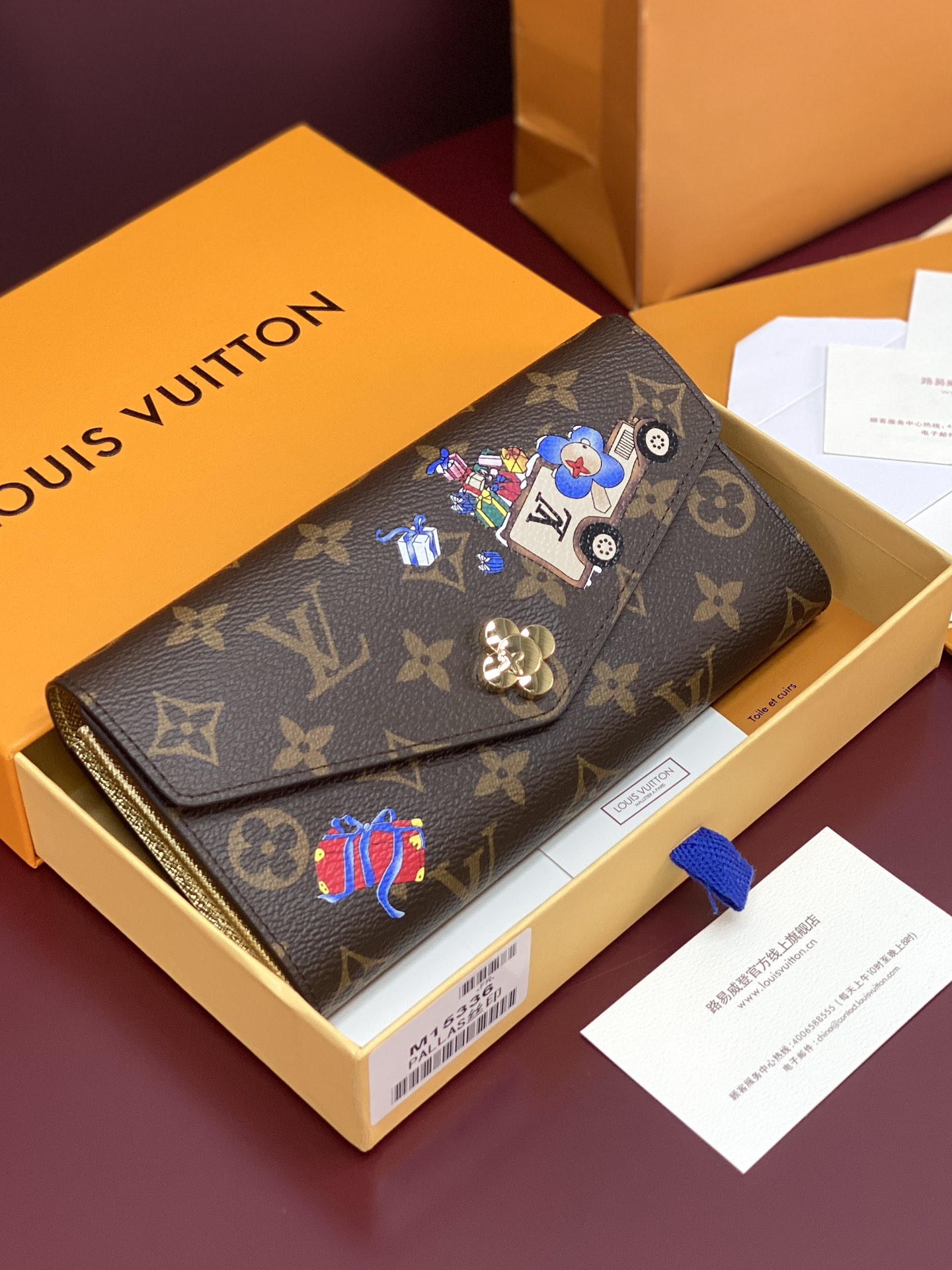 NO:674598,M15336 Christmas model (high quality) This Vivienne Winter Holiday series Sarah wallet is interpreted in a playful style, embellished with pictures of the brand mascot and decorated with Vivienne-shaped snap buttons. The fun design is made of the iconic Monogram canvas, with cowhide trim and lining. The interior has multiple compartments to store banknotes, change and cards. 19 x 10.5 x 2 cm (length x height x Width).,LV wallet,louis vuitton,wallets,cowhide19860909M15336圣诞款（高品质）這款Vivienne Winter Holiday系列Sarah銀包以玩味風格演繹,綴以品牌吉祥物圖畫,並飾有Vivienne造型按扣.趣緻的設計以標誌性Monogram帆布製造,配上牛皮飾邊及襯裡.內層設有多個夾層,能妥善收納紙幣、零錢及卡片. 19 x 10.5 x 2 厘米 (長度 x 高度 x 闊度).,LV钱包,louis vuitton,wallets,cowhide,欧美剧