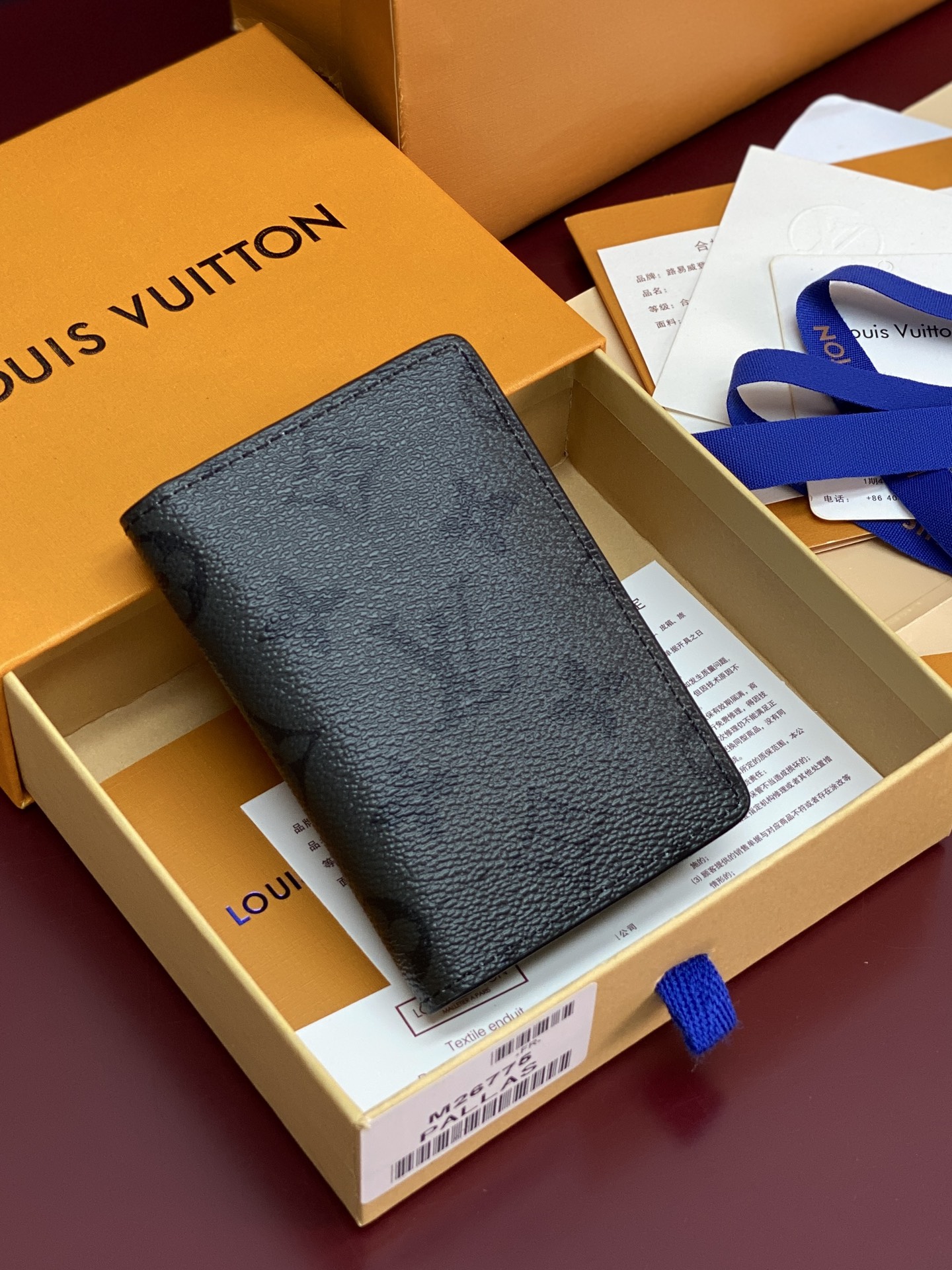 NO:718138,M26775 Midnight Black!  Pocket wallet, this pocket wallet is made of Monogram Midnight coated canvas to create a short configuration. The deep cow leather lining injects exquisite texture. The card compartment, inner pocket and outer patch pocket are convenient for storing personal belongings. It can be easily placed in any pocket. 11.1 x 1 x 7.5 cm (height x width x length), LV wallet, louis vuitton, wallets, cowhide19860909M26775 午夜黑！口袋钱夹、本款口袋钱夹以 Monogram Midnight 涂层帆布塑造短款构型.深邃牛皮革内衬注入考究质感.卡片夹层、内袋与外贴袋方便收纳随身用品.可轻松置入任意口袋. 11.1 x 1 x 7.5 厘米 (高 x 宽 x 长度),LV钱包,louis vuitton,wallets,cowhide,欧美剧