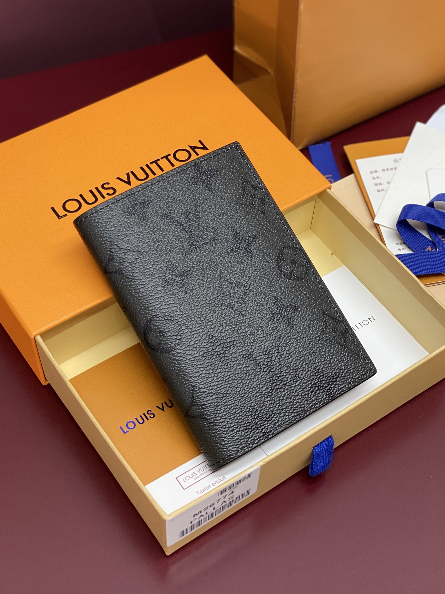 NO:718132,M26774 Midnight Black!  Passport case, this elegant passport case is made of Monogram Midnight coated canvas with a restrained Monogram pattern. Micrograin leather lining completes the whole. It has a card slot and an internal slip pocket for safe storage of your passport. 14 x 2.5 x 10 cm (height x width x length)., LV wallet, louis vuitton, wallets19860909M26774 午夜黑！护照套、本款雅致护照套为 Monogram Midnight 涂层帆布铺陈内敛 Monogram 图案.微粒面皮革内衬完善整体.搭配卡片夹层与内贴袋,可妥善存放护照. 14 x 2.5 x 10 厘米 (高 x 宽 x 长度).,LV钱包,louis vuitton,wallets,欧美剧