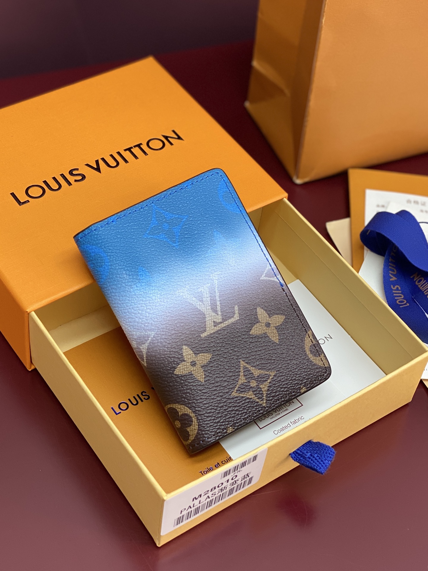 NO:718143,M28010 gradient blue!  Pocket wallet, Pigment gradient brand presbyopia printed all over!  A brand of France's LVMH Group - LVMIH, a famous luxury luggage and leather goods brand, a legendary classic for more than a hundred years, and an exquisite symbol of the global fashion travel art. The monogrammed canvas bag printed with the unique pattern of the 'LV' logo has become a fashion classic along with the rich legendary color and Athenian design. It continues to this day, no matter the leather goods, silk scarves or watches, pens, and clothing that were later extended, they all adopt the 'travel philosophy' that advocates exquisiteness, quality, and comfort as the design concept. 11. x 1  x 7.5cm.,LV wallet,louis vuitton,wallets19860909M28010 渐变蓝！口袋钱夹、Pigment 渐变品牌老花满印！法国路威酩轩集团-LVMIH旗下品牌,著名奢侈品箱包和皮具品牌,百余年的传奇经典,全球时尚旅行艺术的精致象征.印有“LV”标志这一独特图案的交织字母帆布包,伴随着丰富的传奇色彩和雅典的设计而成为时尚之经典.延续至今,不论后来延伸出来的皮件、丝巾或手表、笔、服装,都是以崇尚精致、品质、舒适的“旅行哲学”,作为设计理念.11. x 1 x 7.5cm.,LV钱包,louis vuitton,wallets,欧美剧