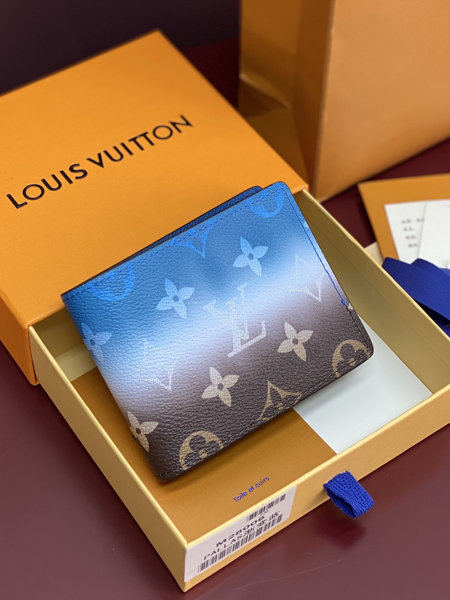 NO:718140,M28006 gradient blue!  HULTlPLE wallet, Pigment gradient brand presbyopia printed all over!  Bi-fold design with silver foil inside Wallet  France's LVMH Group - a brand of LVMIH, a famous luxury luggage and leather goods brand, a legendary classic for more than a hundred years, and an exquisite symbol of global fashion travel art. The monogram canvas bag printed with the unique pattern of the 'LV' logo is accompanied by rich legends and Athens  The design has become a fashion classic. It continues to this day, no matter the leather goods, silk scarves or watches, pens, and clothing that were later extended, the 'travel philosophy' that advocates exquisiteness, quality, and comfort is the design concept. 9x1.5x11.5cm., LV wallet, louis  vuitton,loro piana,wallets19860909M28006 渐变蓝！HULTlPLE 钱夹、Pigment 渐变品牌老花满印！双折设计内部烫银 钱包 法国路威酩轩集团-LVMIH旗下品牌,著名奢侈品箱包和皮具品牌,百余年的传奇经典,全球时尚旅行艺术的精致象征.印有“LV”标志这一独特图案的交织字母帆布包,伴随着丰富的传奇色彩和雅典的设计而成为时尚之经典.延续至今,不论后来延伸出来的皮件、丝巾或手表、笔、服装,都是以崇尚精致、品质、舒适的“旅行哲学”,作为设计理念.9x1.5x11.5cm.,LV钱包,louis vuitton,loro piana,wallets,欧美剧