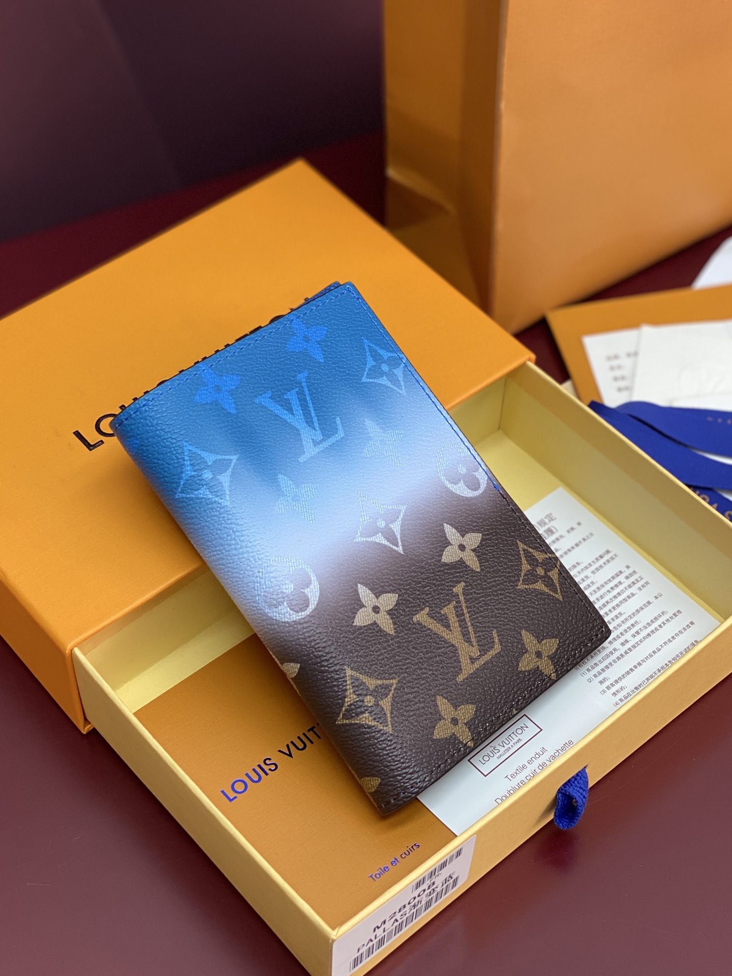 NO:718137,M28008 gradient blue!  Passport cover, Pigment gradient brand presbyopia printed all over!  French LVMH Group - a brand of LVMIH, a famous luxury bag and leather goods brand, a legendary classic for more than a hundred years, and an exquisite symbol of the global fashion travel art. The monogrammed canvas bag printed with the unique pattern of the 'LV' logo has become a fashion classic along with the rich legendary color and Athenian design. It continues to this day, no matter the leather goods, silk scarves or watches, pens, and clothing that were later extended, all adopt the 'travel philosophy' that advocates exquisiteness, quality, and comfort as the design concept. 14x  2.5 x 10cm.,LV wallet,louis vuitton,wallets19860909M28008 渐变蓝！护照套、Pigment 渐变品牌老花满印！法国路威酩轩集团-LVMIH旗下品牌,著名奢侈品箱包和皮具品牌,百余年的传奇经典,全球时尚旅行艺术的精致象征.印有“LV”标志这一独特图案的交织字母帆布包,伴随着丰富的传奇色彩和雅典的设计而成为时尚之经典.延续至今,不论后来延伸出来的皮件、丝巾或手表、笔、服装,都是以崇尚精致、品质、舒适的“旅行哲学”,作为设计理念.14x 2.5 x 10cm.,LV钱包,louis vuitton,wallets,欧美剧