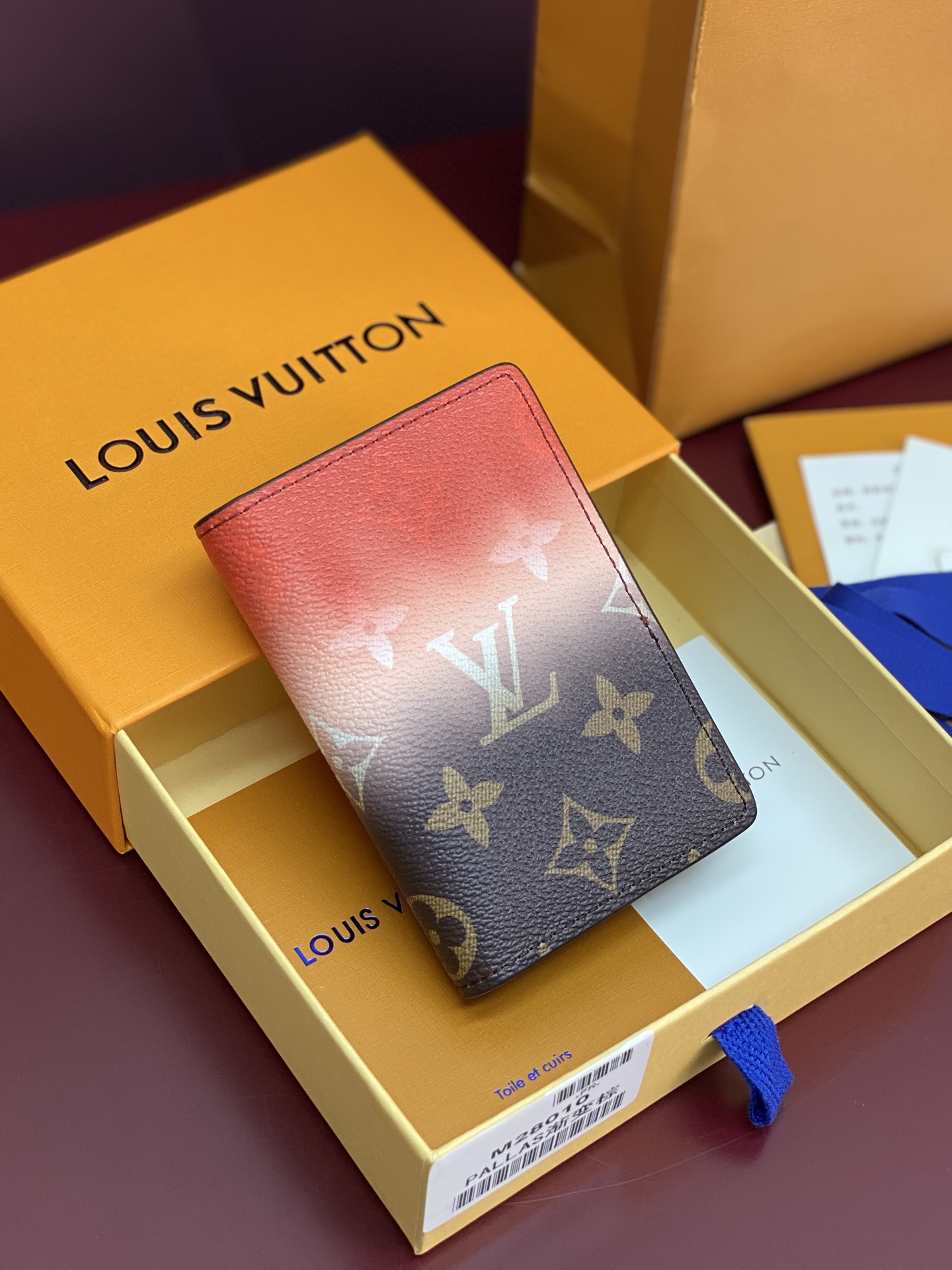 NO:718134,M28010 gradient brown!  Pocket wallet, Pigment gradient brand presbyopia printed all over!  A brand of France's LVMH Group - LVMIH, a famous luxury luggage and leather goods brand, a legendary classic for more than a hundred years, and an exquisite symbol of the global fashion travel art. The monogrammed canvas bag printed with the unique pattern of the 'LV' logo has become a fashion classic along with the rich legendary color and Athenian design. It continues to this day, no matter the leather goods, silk scarves or watches, pens, and clothing that were later extended, they all adopt the 'travel philosophy' that advocates exquisiteness, quality, and comfort as the design concept. 11. x 1  x 7.5cm.,LV wallet,louis vuitton,wallets19860909M28010 渐变棕！口袋钱夹、Pigment 渐变品牌老花满印！法国路威酩轩集团-LVMIH旗下品牌,著名奢侈品箱包和皮具品牌,百余年的传奇经典,全球时尚旅行艺术的精致象征.印有“LV”标志这一独特图案的交织字母帆布包,伴随着丰富的传奇色彩和雅典的设计而成为时尚之经典.延续至今,不论后来延伸出来的皮件、丝巾或手表、笔、服装,都是以崇尚精致、品质、舒适的“旅行哲学”,作为设计理念.11. x 1 x 7.5cm.,LV钱包,louis vuitton,wallets,欧美剧