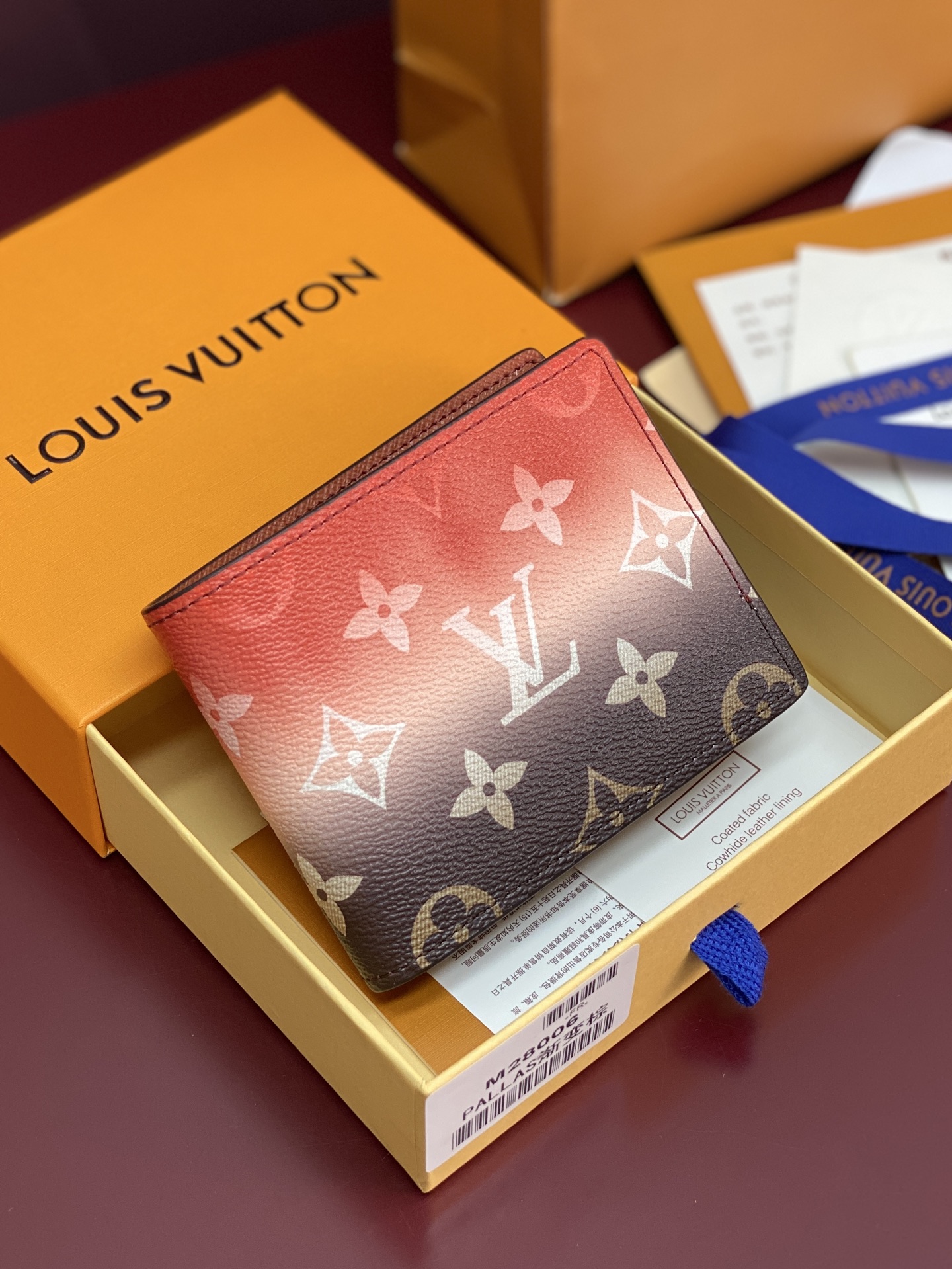 NO:718131,M28006 gradient brown!  HULTlPLE wallet, Pigment gradient brand presbyopia printed all over!  Bi-fold design with silver foil inside Wallet  France's LVMH Group - a brand of LVMIH, a famous luxury luggage and leather goods brand, a legendary classic for more than a hundred years, and an exquisite symbol of global fashion travel art. The monogram canvas bag printed with the unique pattern of the 'LV' logo is accompanied by rich legends and Athens  The design has become a fashion classic. It continues to this day, no matter the leather goods, silk scarves or watches, pens, and clothing that were later extended, the 'travel philosophy' that advocates exquisiteness, quality, and comfort is the design concept. 9x1.5x11.5cm., LV wallet, louis  vuitton,loro piana,wallets19860909M28006 渐变棕！HULTlPLE 钱夹、Pigment 渐变品牌老花满印！双折设计内部烫银 钱包 法国路威酩轩集团-LVMIH旗下品牌,著名奢侈品箱包和皮具品牌,百余年的传奇经典,全球时尚旅行艺术的精致象征.印有“LV”标志这一独特图案的交织字母帆布包,伴随着丰富的传奇色彩和雅典的设计而成为时尚之经典.延续至今,不论后来延伸出来的皮件、丝巾或手表、笔、服装,都是以崇尚精致、品质、舒适的“旅行哲学”,作为设计理念.9x1.5x11.5cm.,LV钱包,louis vuitton,loro piana,wallets,欧美剧