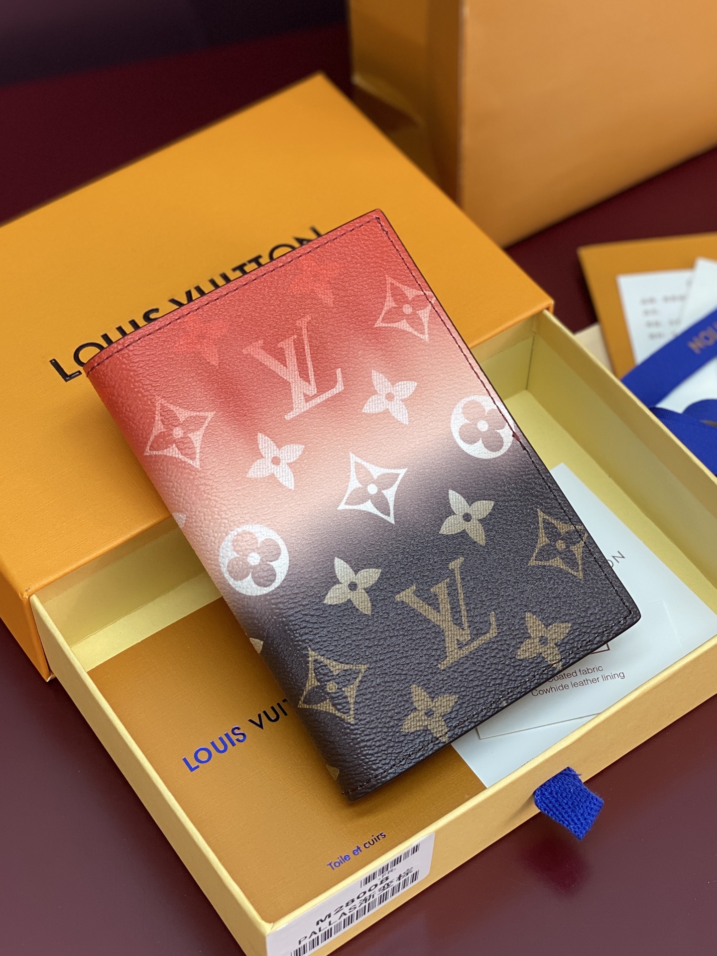 NO:718130,M28008 gradient brown!  Passport cover, Pigment gradient brand presbyopia printed all over!  French LVMH Group - a brand of LVMIH, a famous luxury bag and leather goods brand, a legendary classic for more than a hundred years, and an exquisite symbol of the global fashion travel art. The monogrammed canvas bag printed with the unique pattern of the 'LV' logo has become a fashion classic along with the rich legendary color and Athenian design. It continues to this day, no matter the leather goods, silk scarves or watches, pens, and clothing that were later extended, all adopt the 'travel philosophy' that advocates exquisiteness, quality, and comfort as the design concept. 14x  2.5 x 10cm.,LV wallet,louis vuitton,wallets19860909M28008 渐变棕！护照套、Pigment 渐变品牌老花满印！法国路威酩轩集团-LVMIH旗下品牌,著名奢侈品箱包和皮具品牌,百余年的传奇经典,全球时尚旅行艺术的精致象征.印有“LV”标志这一独特图案的交织字母帆布包,伴随着丰富的传奇色彩和雅典的设计而成为时尚之经典.延续至今,不论后来延伸出来的皮件、丝巾或手表、笔、服装,都是以崇尚精致、品质、舒适的“旅行哲学”,作为设计理念.14x 2.5 x 10cm.,LV钱包,louis vuitton,wallets,欧美剧