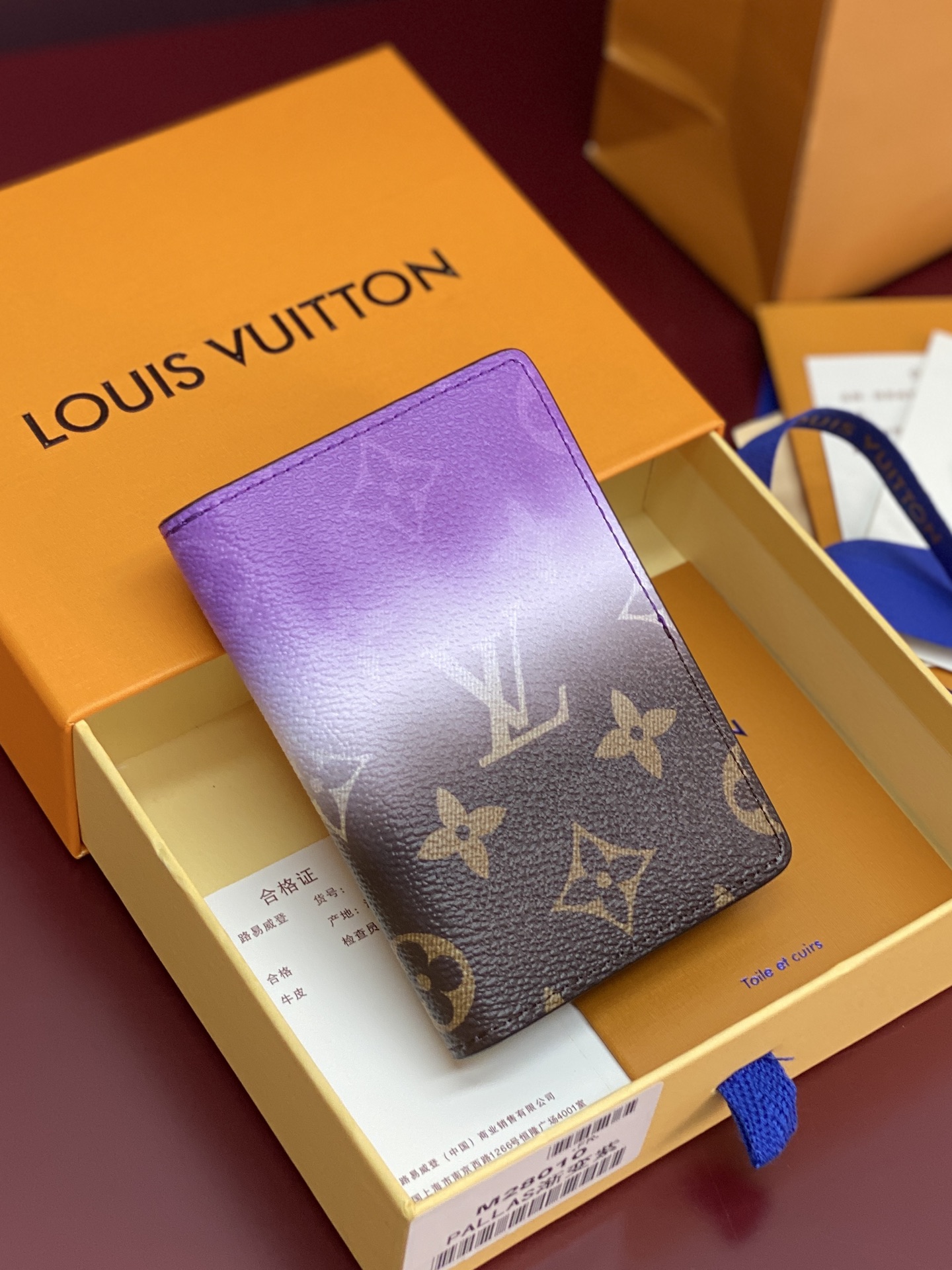NO:718129,M28010 gradient purple!  Pocket wallet, Pigment gradient brand presbyopia printed all over!  A brand of France's LVMH Group - LVMIH, a famous luxury luggage and leather goods brand, a legendary classic for more than a hundred years, and an exquisite symbol of the global fashion travel art. The monogrammed canvas bag printed with the unique pattern of the 'LV' logo has become a fashion classic along with the rich legendary color and Athenian design. It continues to this day, no matter the leather goods, silk scarves or watches, pens, and clothing that were later extended, they all adopt the 'travel philosophy' that advocates exquisiteness, quality, and comfort as the design concept. 11. x 1  x 7.5cm.,LV wallet,louis vuitton,wallets19860909M28010 渐变紫！口袋钱夹、Pigment 渐变品牌老花满印！法国路威酩轩集团-LVMIH旗下品牌,著名奢侈品箱包和皮具品牌,百余年的传奇经典,全球时尚旅行艺术的精致象征.印有“LV”标志这一独特图案的交织字母帆布包,伴随着丰富的传奇色彩和雅典的设计而成为时尚之经典.延续至今,不论后来延伸出来的皮件、丝巾或手表、笔、服装,都是以崇尚精致、品质、舒适的“旅行哲学”,作为设计理念.11. x 1 x 7.5cm.,LV钱包,louis vuitton,wallets,欧美剧