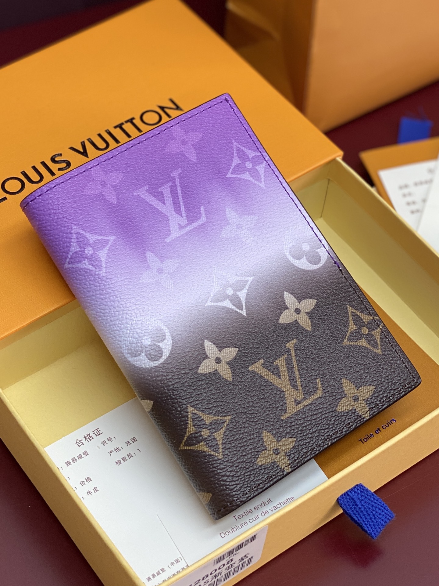 NO:718127,M28008 gradient purple!  Passport cover, Pigment gradient brand presbyopia printed all over!  French LVMH Group - a brand of LVMIH, a famous luxury bag and leather goods brand, a legendary classic for more than a hundred years, and an exquisite symbol of the global fashion travel art. The monogrammed canvas bag printed with the unique pattern of the 'LV' logo has become a fashion classic along with the rich legendary color and Athenian design. It continues to this day, no matter the leather goods, silk scarves or watches, pens, and clothing that were later extended, all adopt the 'travel philosophy' that advocates exquisiteness, quality, and comfort as the design concept. 14x  2.5 x 10cm.,LV wallet,louis vuitton,wallets19860909M28008 渐变紫！护照套、Pigment 渐变品牌老花满印！法国路威酩轩集团-LVMIH旗下品牌,著名奢侈品箱包和皮具品牌,百余年的传奇经典,全球时尚旅行艺术的精致象征.印有“LV”标志这一独特图案的交织字母帆布包,伴随着丰富的传奇色彩和雅典的设计而成为时尚之经典.延续至今,不论后来延伸出来的皮件、丝巾或手表、笔、服装,都是以崇尚精致、品质、舒适的“旅行哲学”,作为设计理念.14x 2.5 x 10cm.,LV钱包,louis vuitton,wallets,欧美剧