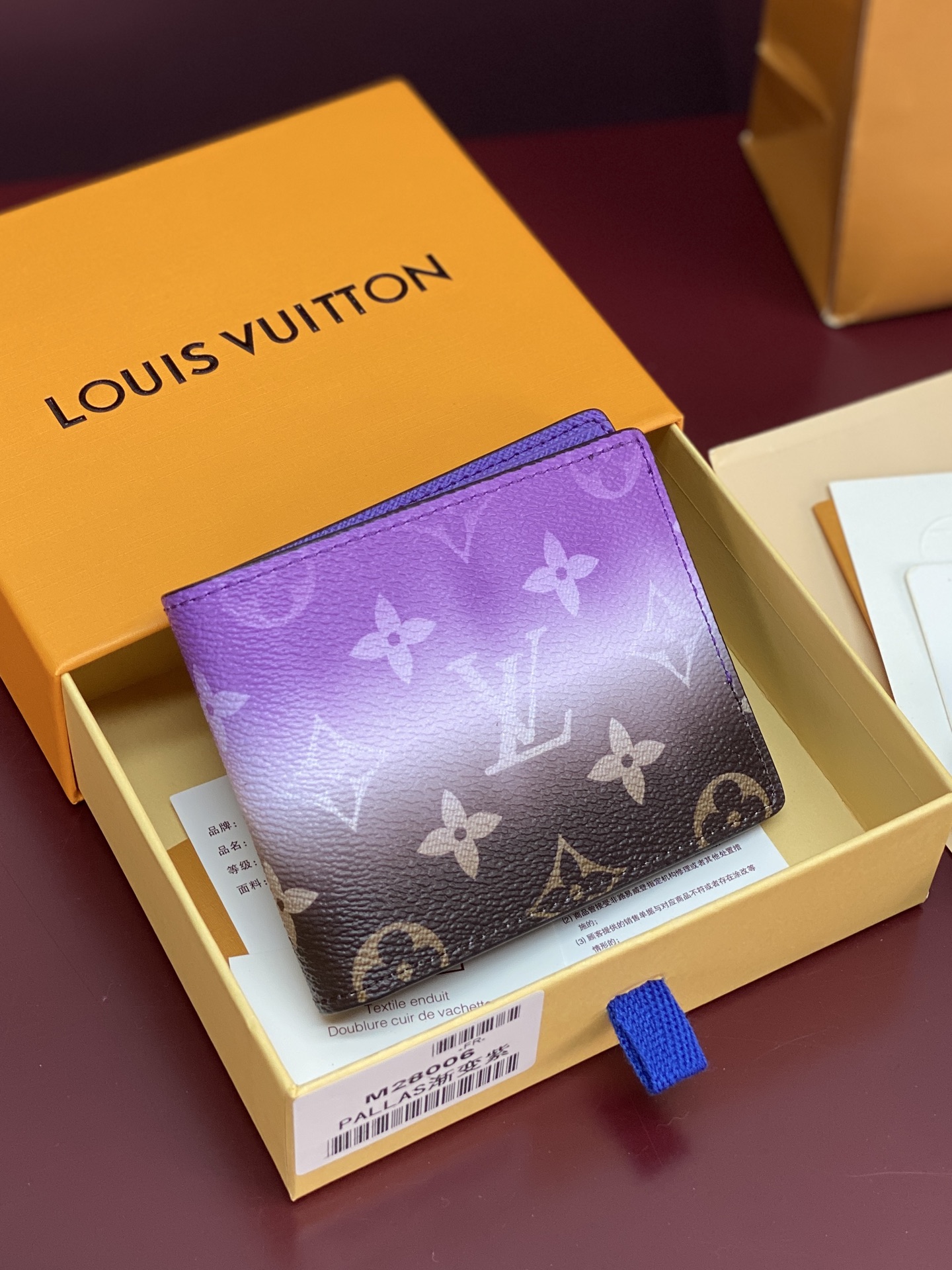 NO:718128,M28006 gradient purple!  HULTlPLE wallet, Pigment gradient brand presbyopia printed all over!  Bi-fold design with silver foil inside Wallet  France's LVMH Group - a brand of LVMIH, a famous luxury luggage and leather goods brand, a legendary classic for more than a hundred years, and an exquisite symbol of global fashion travel art. The monogram canvas bag printed with the unique pattern of the 'LV' logo is accompanied by rich legends and Athens  The design has become a fashion classic. It continues to this day, no matter the leather goods, silk scarves or watches, pens, and clothing that were later extended, the 'travel philosophy' that advocates exquisiteness, quality, and comfort is the design concept. 9x1.5x11.5cm., LV wallet, louis  vuitton,loro piana,wallets19860909M28006 渐变紫！HULTlPLE 钱夹、Pigment 渐变品牌老花满印！双折设计内部烫银 钱包 法国路威酩轩集团-LVMIH旗下品牌,著名奢侈品箱包和皮具品牌,百余年的传奇经典,全球时尚旅行艺术的精致象征.印有“LV”标志这一独特图案的交织字母帆布包,伴随着丰富的传奇色彩和雅典的设计而成为时尚之经典.延续至今,不论后来延伸出来的皮件、丝巾或手表、笔、服装,都是以崇尚精致、品质、舒适的“旅行哲学”,作为设计理念.9x1.5x11.5cm.,LV钱包,louis vuitton,loro piana,wallets,欧美剧