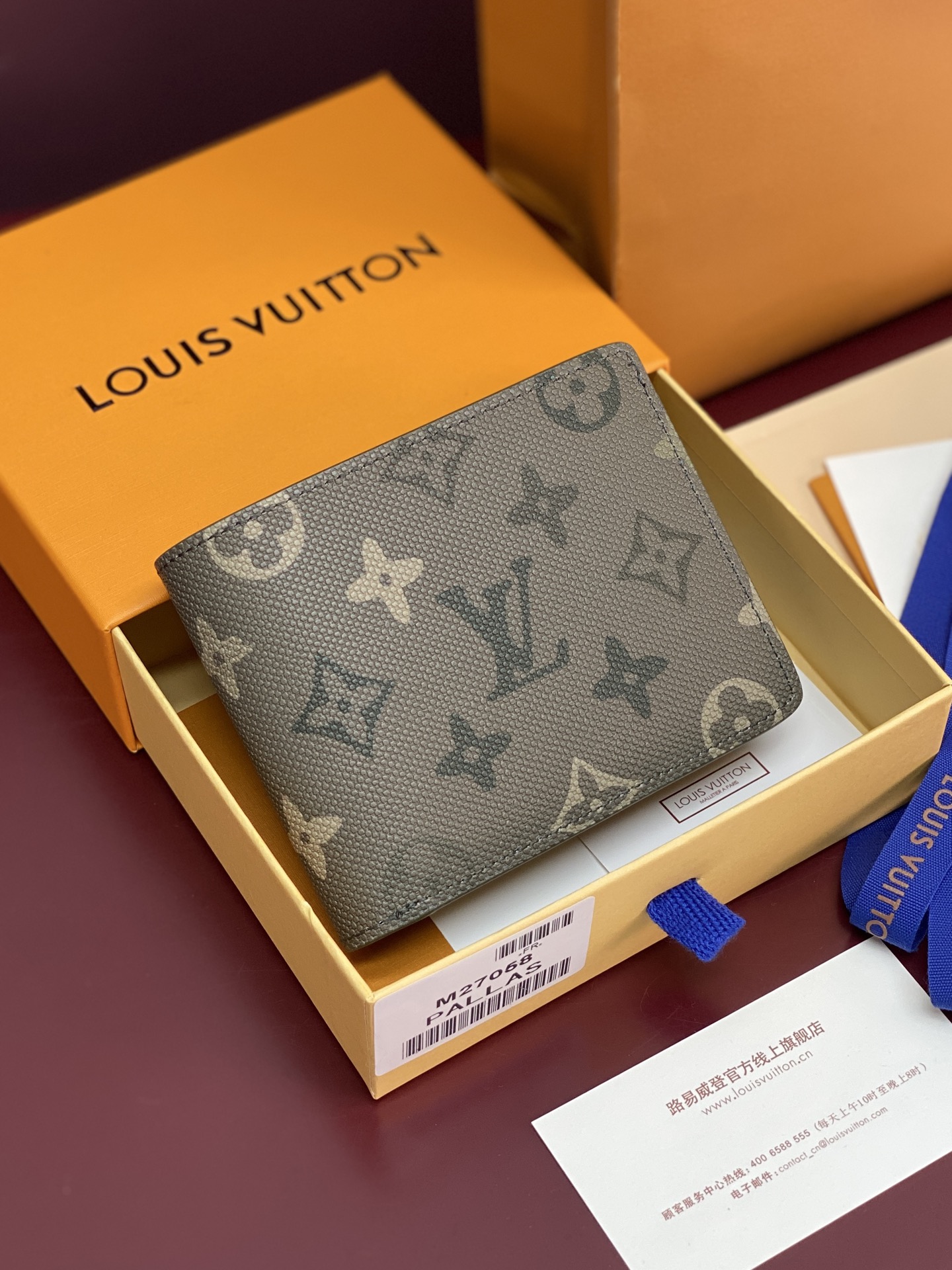 NO:718125,M27058 This Multiple wallet is made of Monogram Surplus coated canvas, showing Pharrell Williams' new interpretation of the Monogram pattern, injecting fresh vitality into the functional configuration. The delicate tones of Monogram flowers and LV letters give the canvas surface a camouflage look. The right size includes a card compartment, a banknote compartment and a side receipt compartment. Size 11.5×9×1.5cm., LV wallet, louis vuitton, wallets19860909M27058 本款 Multiple 钱夹取材 Monogram Surplus 涂层帆布,展现 Pharrell Williams 对 Monogram 图案的焕新演绎,为功能构型注入清新活力.Monogram 花卉与 LV 字母的细腻色调再为帆布表面赋予迷彩观感.恰宜尺寸内含卡片夹层、钞票隔层与侧面票据夹层. 尺寸11.5×9×1.5cm.,LV钱包,louis vuitton,wallets,欧美剧