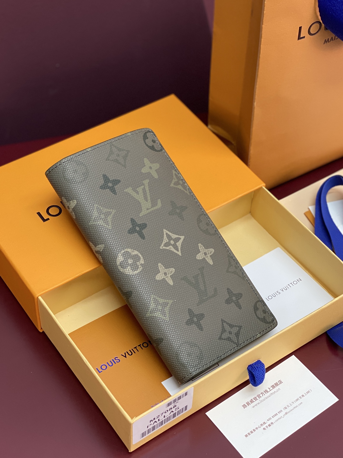 NO:718124,M27055 This Brazza wallet is made of Monogram Surplus coated canvas with a leather lining of the same color, and then uses sun-kissed cow leather to add a sophisticated touch. The slender shape includes a zippered coin pocket, numerous card slots and multiple compartments for banknotes and receipts, providing rich practical functions. Size 10x19x2cm., LV wallet, louis vuitton, wallets, cowhide19860909M27055 本款Brazza钱夹为Monogram Surplus涂层帆布搭配同色皮革内衬,再以日晒色调牛皮革增添考究之笔.修长构型内含拉链零钱袋,数量众多的卡片夹层与多个钞票及票据隔层,提供丰富实用功能. 尺寸10x19x2cm.,LV钱包,louis vuitton,wallets,cowhide,欧美剧