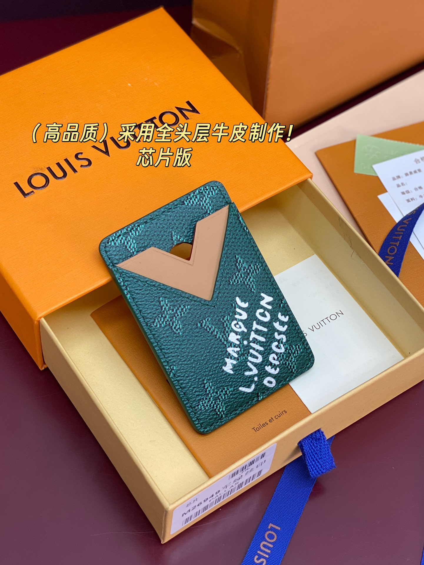 NO:714155,M26949 military green silk screen!  (High quality) chip version!  Made of top-grain cowhide, MAGNET card holder!  This Magnet card holder is made of Monogram Macassar canvas, with bright leather lining and trimming for a vibrant feel. The magnetic design can be easily fixed on ihone models equipped with MagSafe magnetic technology, and the card compartment has a V-shaped outline to highlight the brand heritage. 9.5 x 0.5 x 6.5 cm (height x width x length)., LV wallet, louis vuitton, wallets, cowhide19860909M26949 军绿丝印！(高品质) 芯片版！采用头层牛皮制作、MAGNET 卡夹！本款 Magnet 卡夹取材 Monogram Macassar 帆布,以明丽皮革内衬和饰边彰显活力气息.磁性设计可轻松固定于搭载 MagSafe 磁吸技术的 ihone 机型,卡片夹层以 V 形轮廓彰显品牌底蕴. 9.5 x 0.5 x 6.5 厘米 (高 x 宽 x 长度).,LV钱包,louis vuitton,wallets,cowhide,欧美剧