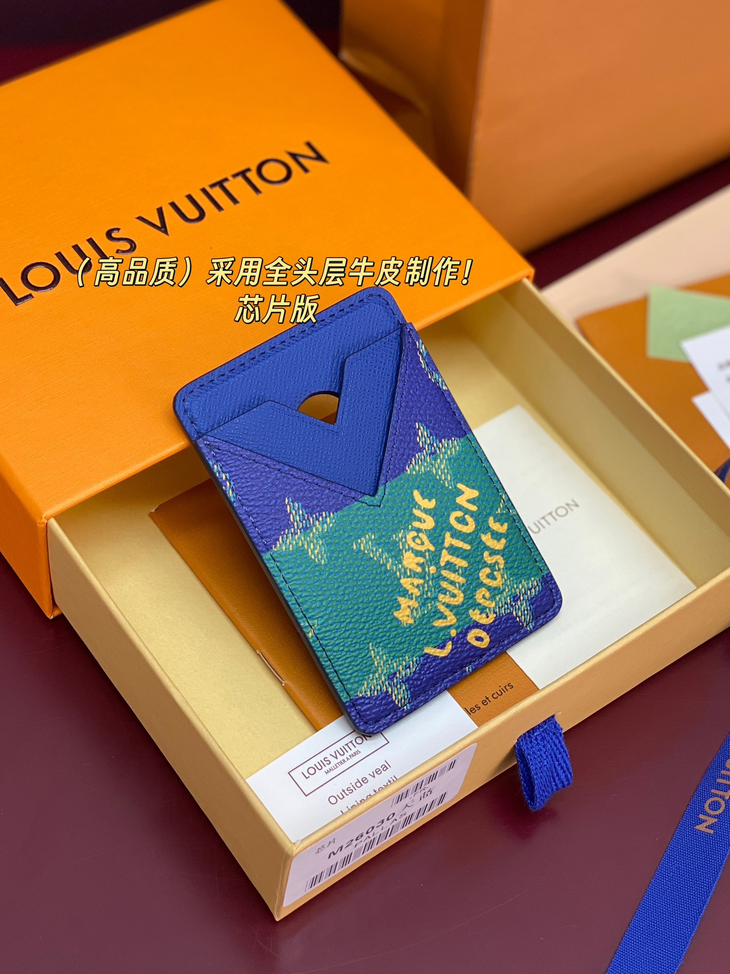 NO:714157,M26030 sky blue!  (High quality) chip version!  Made of top-grain cowhide, MAGNET card holder!  This Magnet card holder is made of Monogram Macassar canvas, with bright leather lining and trimming for a vibrant feel. The magnetic design can be easily fixed on ihone models equipped with MagSafe magnetic technology, and the card compartment has a V-shaped outline to highlight the brand heritage. 9.5 x 0.5 x 6.5 cm (height x width x length)., LV wallet, louis vuitton, wallets, cowhide19860909M26030 天蓝！(高品质) 芯片版！采用头层牛皮制作、MAGNET 卡夹！本款 Magnet 卡夹取材 Monogram Macassar 帆布,以明丽皮革内衬和饰边彰显活力气息.磁性设计可轻松固定于搭载 MagSafe 磁吸技术的 ihone 机型,卡片夹层以 V 形轮廓彰显品牌底蕴. 9.5 x 0.5 x 6.5 厘米 (高 x 宽 x 长度).,LV钱包,louis vuitton,wallets,cowhide,欧美剧