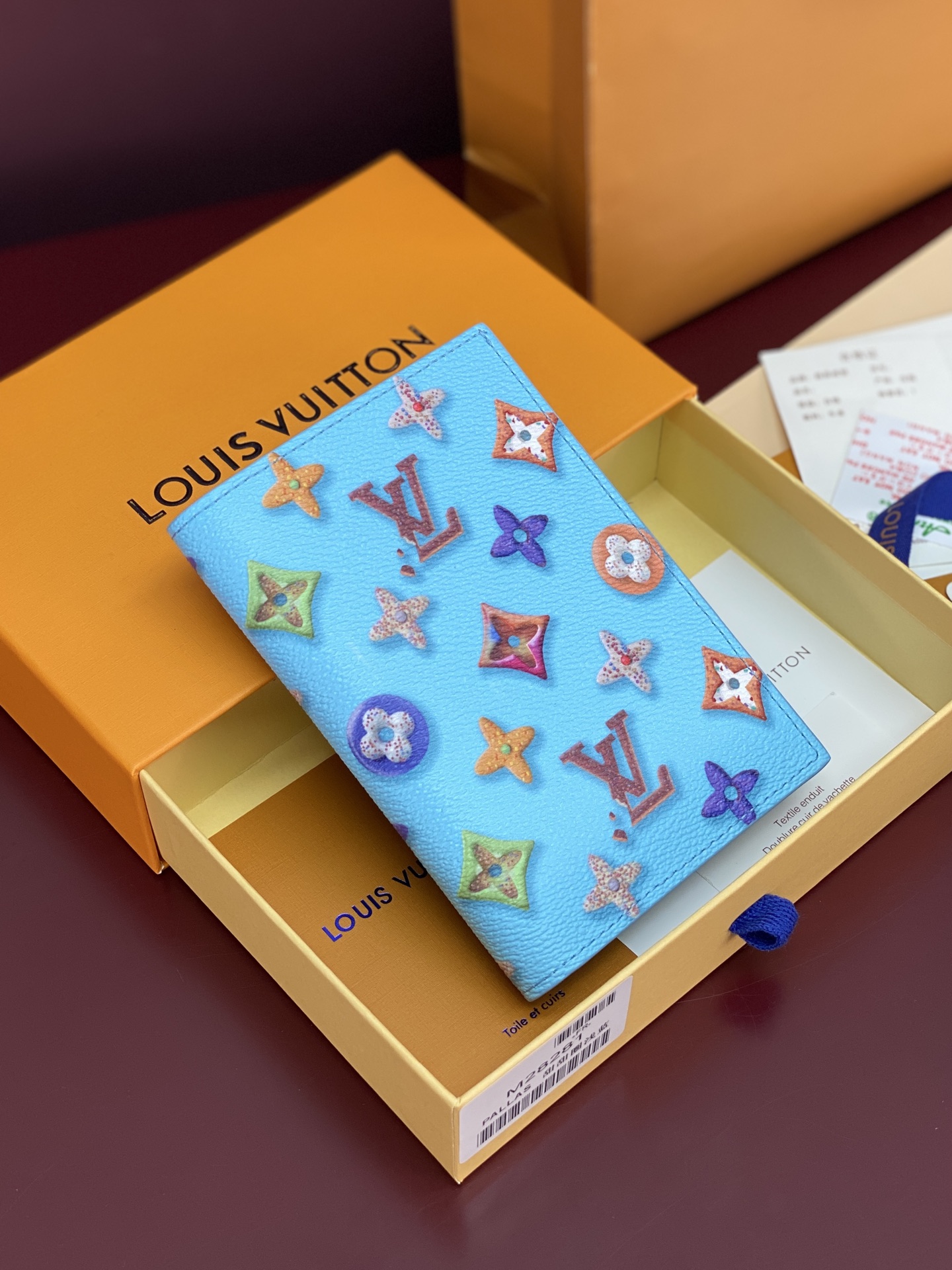 NO:714131,M28281 Donut light blue!  Passport case, this passport case is a fun interpretation of the classic design in Monogram Donuts coated canvas. The Monogram element is transformed into a 3D effect donut pattern. The donut embossing on the leather interior adds a humorous touch. 14 x 2.5 x 10 cm (height x width x length)., LV wallet, louis vuitton, wallets19860909M28281 甜甜圈 浅蓝！护照套、本款护照套以 Monogram Donuts 涂层帆布妙趣演绎经典设计.Monogram 元素化身为 3D 效果甜甜圈图案.皮革内里的甜甜圈压纹再添诙谐一笔. 14 x 2.5 x 10 厘米 (高 x 宽 x 长度).,LV钱包,louis vuitton,wallets,欧美剧