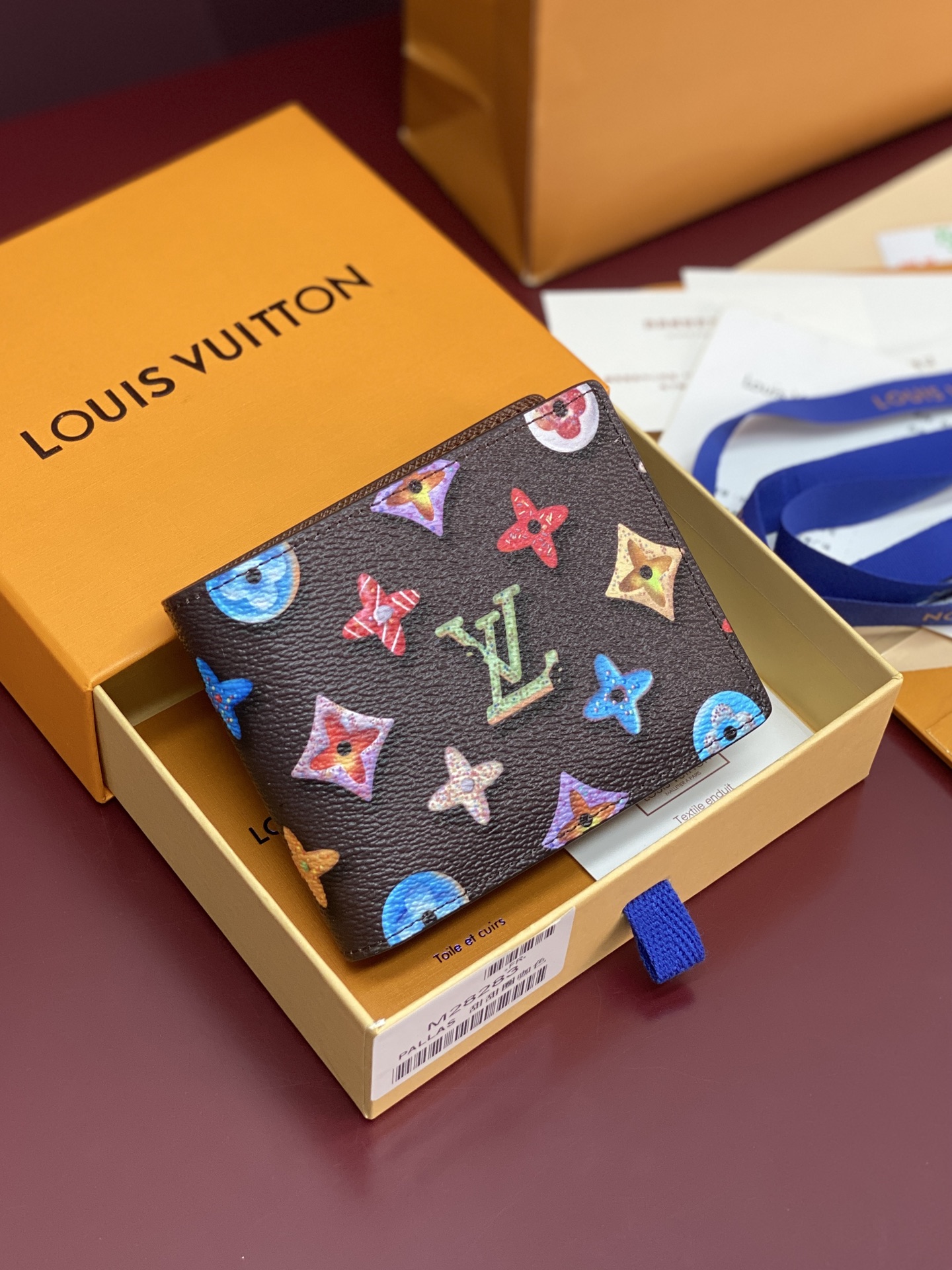 NO:714140,M28283 Donuts coffee color! Slender wallet, this playful Slender wallet is made of Monogram Donuts coated canvas and lined with leather of the same tone. The brand's iconic Monogram pattern is reinterpreted in a unique design. The LV Initials logo and Monogram flower pattern are transformed into small mini donuts on the canvas. The interior has eight card slots and a banknote compartment, creating a practical daily wallet. 11 x 8.5 x 2 cm (length x height x Width).,LV wallet,louis vuitton,wallets19860909M28283 甜甜圈 咖色！Slender 銀包、這款玩味可人的Slender銀包以Monogram Donuts塗層帆布製造,配上同色調的皮革襯裡.品牌標誌性的Monogram圖案以獨特設計重新演繹,LV Intials標誌及Monogram花卉圖案於帆布上化身成小巧迷你的甜甜圈.內層設有八個卡片夾層及一個紙幣隔層,塑造實用的日常銀包. 11 x 8.5 x 2 厘米 (長度 x 高度 x 闊度).,LV钱包,louis vuitton,wallets,欧美剧