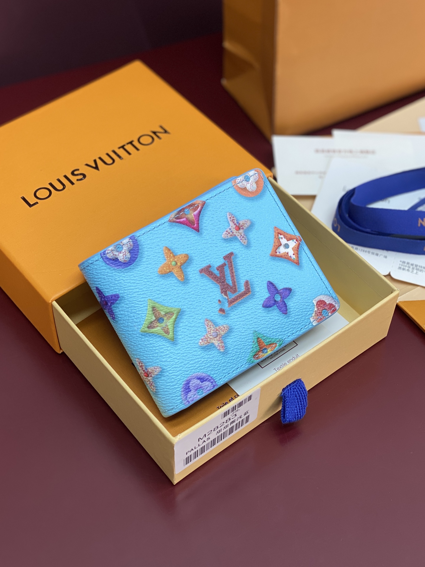 NO:714142,M28283 Donut light blue! Slender wallet, this playful Slender wallet is made of Monogram Donuts coated canvas and lined with leather of the same tone. The brand's iconic Monogram pattern is reinterpreted in a unique design. The LV Initials logo and Monogram flower pattern are transformed into small mini donuts on the canvas. The interior has eight card slots and a banknote compartment, creating a practical daily wallet. 11 x 8.5 x 2 cm (length x height x Width).,LV wallet,louis vuitton,wallets19860909M28283 甜甜圈 浅蓝！Slender 銀包、這款玩味可人的Slender銀包以Monogram Donuts塗層帆布製造,配上同色調的皮革襯裡.品牌標誌性的Monogram圖案以獨特設計重新演繹,LV Intials標誌及Monogram花卉圖案於帆布上化身成小巧迷你的甜甜圈.內層設有八個卡片夾層及一個紙幣隔層,塑造實用的日常銀包. 11 x 8.5 x 2 厘米 (長度 x 高度 x 闊度).,LV钱包,louis vuitton,wallets,欧美剧
