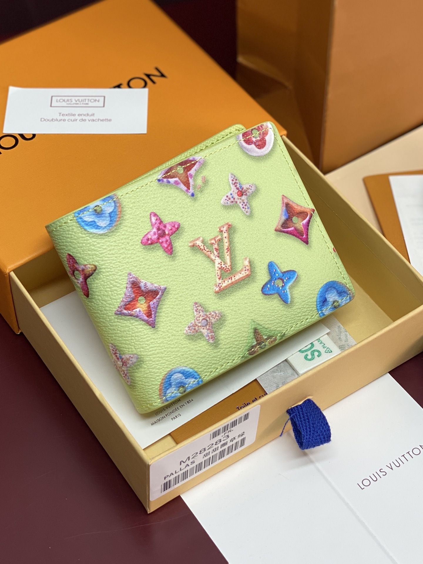 NO:718256,M28283 Donuts Green grass! Slender wallet, this playful Slender wallet is made of Monogram Donuts coated canvas and lined with leather of the same tone. The brand's iconic Monogram pattern is reinterpreted in a unique design. The LV Initials logo and Monogram flower pattern are transformed into small mini donuts on the canvas. The interior has eight card slots and a banknote compartment, creating a practical daily wallet. 11 x 8.5 x 2 cm (length x height x Width).,LV wallet,louis vuitton,wallets19860909M28283 甜甜圈 草绿！Slender 銀包、這款玩味可人的Slender銀包以Monogram Donuts塗層帆布製造,配上同色調的皮革襯裡.品牌標誌性的Monogram圖案以獨特設計重新演繹,LV Intials標誌及Monogram花卉圖案於帆布上化身成小巧迷你的甜甜圈.內層設有八個卡片夾層及一個紙幣隔層,塑造實用的日常銀包. 11 x 8.5 x 2 厘米 (長度 x 高度 x 闊度).,LV钱包,louis vuitton,wallets,欧美剧