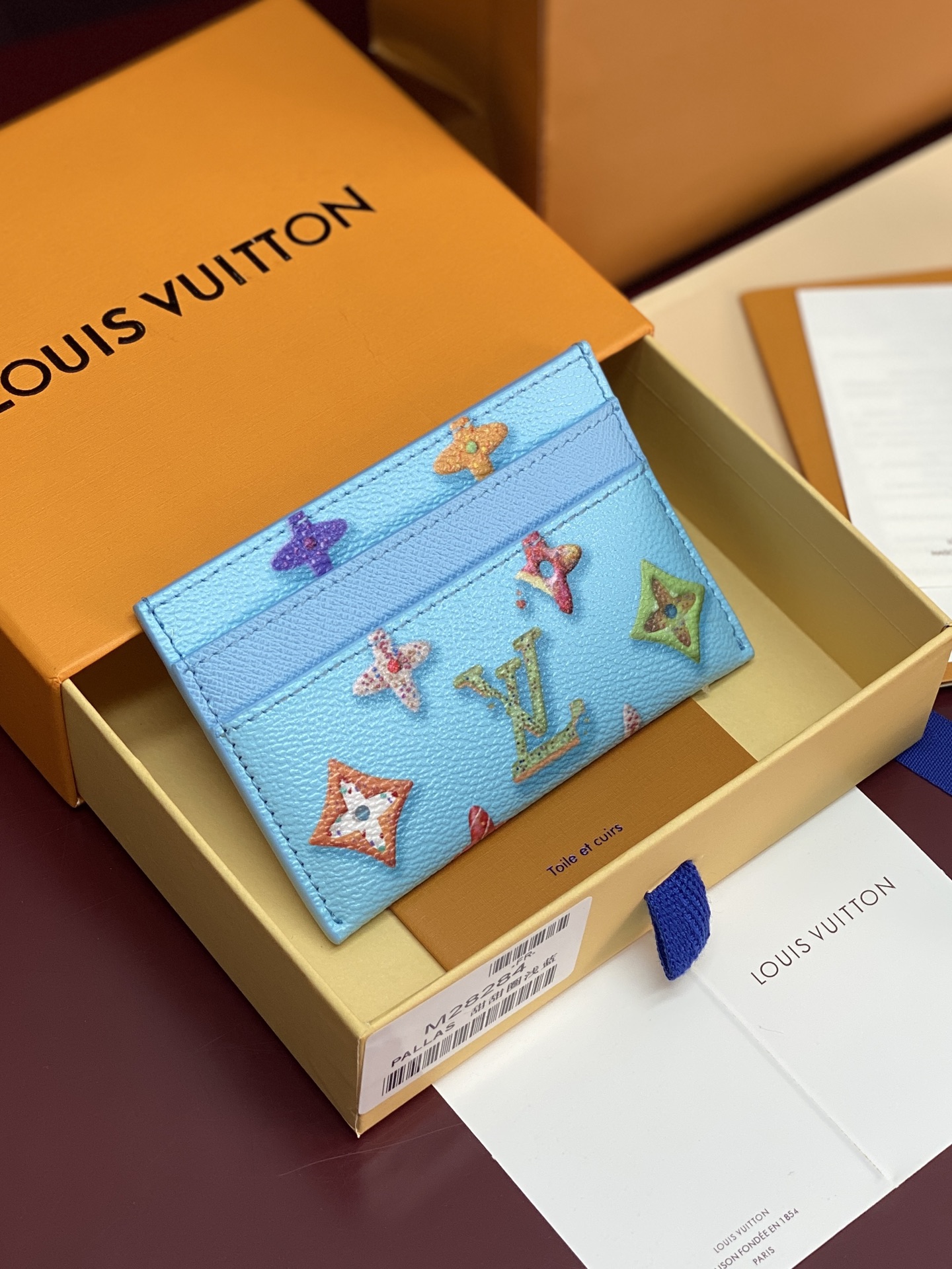 NO:718254,M28284 Donut light green!  DOUBLE Card Holder, this Double Card Holder reinterprets the Monogram element into a small donut pattern on a colorful Monogram Donuts coated canvas background, with a subtle embossed donut on the same color lining, which can easily capture the focus of attention. The card compartment and central pocket are convenient for storing daily necessities. 7 x 1.5 x 11 cm (height x width x length)., LV wallet, louis vuitton, wallets19860909M28284 甜甜圈 浅绿！DOUBLE 卡夹、本款 Double 卡夹于缤纷 Monogram Donuts 涂层帆布背景之上将 Monogram 元素焕新演绎为小巧甜甜圈图案,搭配含蓄压印甜甜圈的同色内里,可轻松俘获视线焦点.卡片夹层与中央口袋方便收纳日常所需. 7 x 1.5 x 11 厘米 (高 x 宽 x 长度).,LV钱包,louis vuitton,wallets,欧美剧