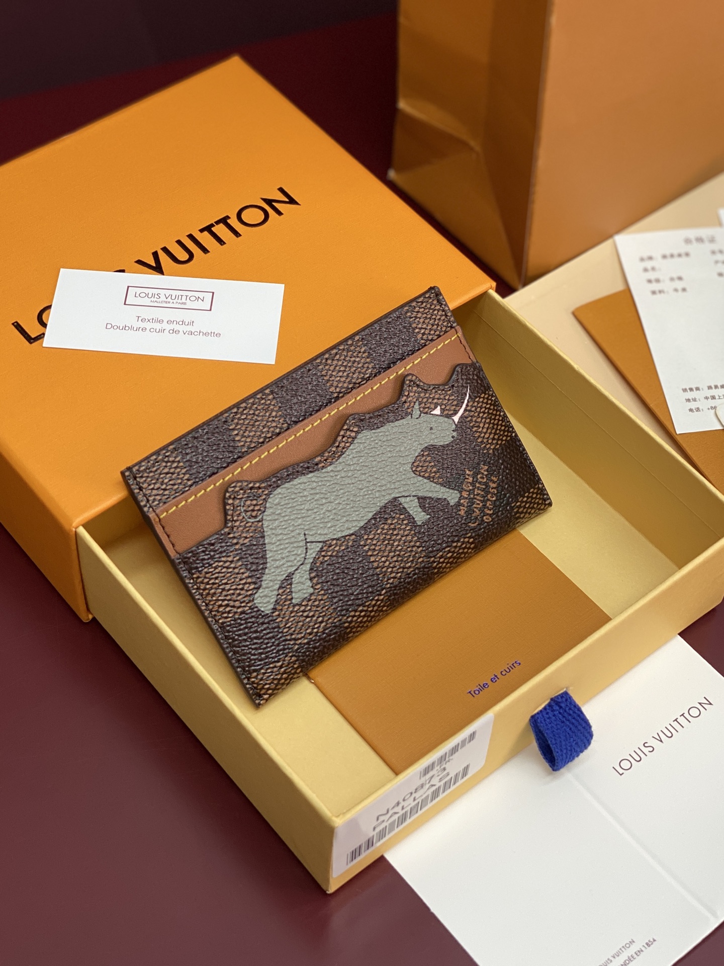 NO:718252,N40873 card holder! Double business card holder x The Darjeeling Limited, this double business card holder from The Darjeeling Limited series is made of Damier Heritage canvas, with a rhino pattern printed on one side and a white L.V. letter logo on the other side, inspired by the logo design of Louis Vuitton bags in classic movies. It has four card slots and a central pocket, making it more practical. 11 x 7 x 1.5 cm (length x height x width)., LV wallet, louis vuitton,louis vuitton,wallets19860909N40873 卡片夹！雙名片夾 x The Darjeeling Limited、這款出自The Darjeeling Limited系列的雙名片夾採用Damier Heritage帆布製成,一面印有犀牛圖案,另一面則飾有白色L.V.字母標誌,靈感源自經典電影中路易威登包包的標誌設計.設有四個卡片夾層及中央口袋,更顯實用. 11 x 7 x 1.5 厘米 (長度 x 高度 x 闊度).,LV钱包,louis vuitton,louis vuitton,wallets,欧美剧