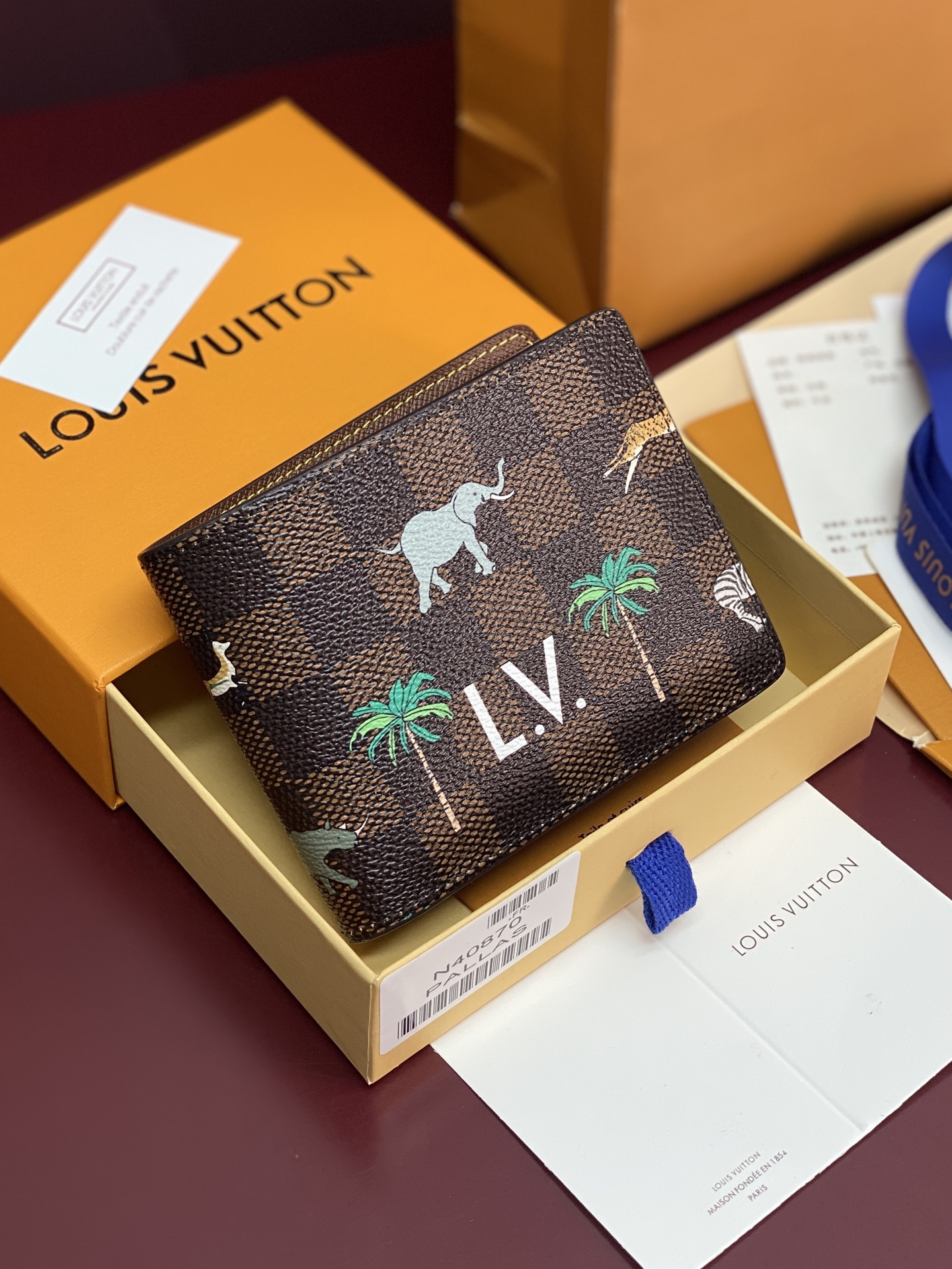 NO:718248,N40870 short clip! Multiple Wallet x The Darjeeling Limited! This Multiple wallet from The Darjeeling Limited series is made of Damier Heritage canvas, with eye-catching white L.V. lettering and vivid animal patterns. The interior is in sharp contrast with light brown cowhide and patterned canvas. It is equipped with multiple pockets and card slots. It is exquisitely designed, both elegant and practical. 11.5 x 9 x 1.5 cm (length x height x width)., LV wallet, louis vuitton, wallets, cowhide19860909N40870 短夹！Multiple 錢包 x The Darjeeling Limited！這款出自The Darjeeling Limited系列的 Multiple錢包採用Damier Heritage帆布製作,揉合奪目的白色L.V.字樣及生動的動物圖案.內部以淺咖啡色牛皮和圖案帆布形成鮮明對比,配備多個口袋及卡片夾層,設計精巧,優雅與實用兼備. 11.5 x 9 x 1.5 厘米 (長度 x 高度 x 闊度).,LV钱包,louis vuitton,wallets,cowhide,欧美剧