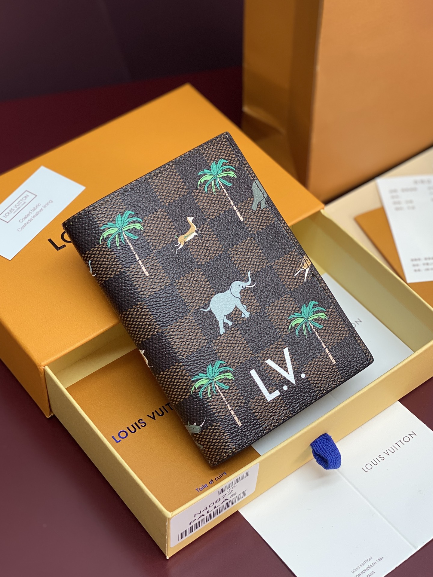 NO:718247,N40872 Passport case! x The Darjeeling Limited, This passport holder from The Darjeeling Limited collection is made of Damier Heritage coated canvas and features a vivid pattern of giraffes and elephants weaving among palm trees. The design is embellished with the L.V. monogram from the Louis Vuitton luggage in the movie. The interior has four card slots, two open pockets and a patch pocket. 10 x 14 x 2.5 cm (length x height x width)., LV wallet, louis vuitton,louis vuitton,wallets19860909N40872 護照套！x The Darjeeling Limited、這款出自The Darjeeling Limited系列的護照套以Damier Heritage塗層帆布製成,並綴以長頸鹿與大象穿梭於棕櫚樹間的生動圖案.設計飾有源自電影中路易威登行李箱的L.V.字母標誌,內部設有四個卡片夾層、兩個開放式口袋及一個貼袋. 10 x 14 x 2.5 厘米 (長度 x 高度 x 闊度).,LV钱包,louis vuitton,louis vuitton,wallets,欧美剧