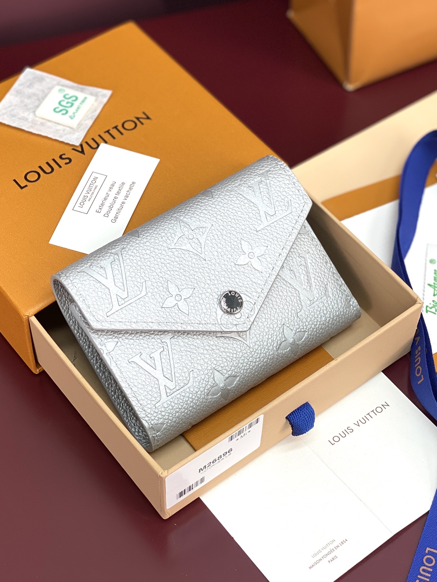 NO:718253,M26896 pearlescent silver!  Soft Monogram Empreinte grained cow leather is embossed with the classic Monogram pattern, with bright silver accentuating the exquisite texture. The compact configuration hides ample space for storing banknotes, coins and cards. Size 12*9.5*2.5cm., LV wallet, louis vuitton, wallets, cowhide19860909M26896 珠光银！柔软的 Monogram Empreinte 粒面牛皮革压印经典 Monogram 图案,以亮银色烘托精致质感.小巧构型暗藏充裕空间,可收纳钞票、硬币和卡片. 尺寸12*9.5*2.5cm.,LV钱包,louis vuitton,wallets,cowhide,欧美剧