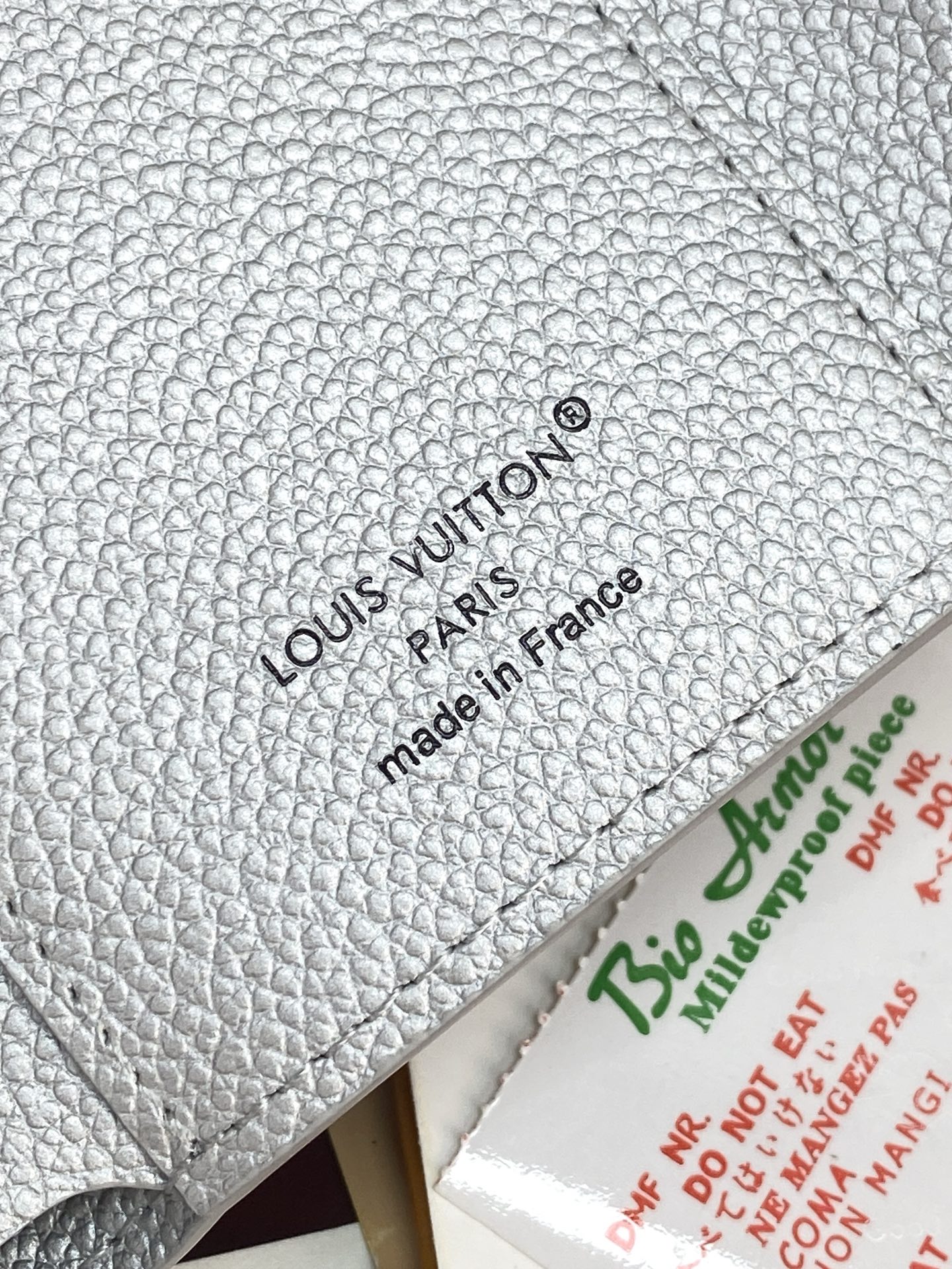 M26896 珠光银！柔软的 Monogram Empreinte 粒面牛皮革压印经典 Monogram