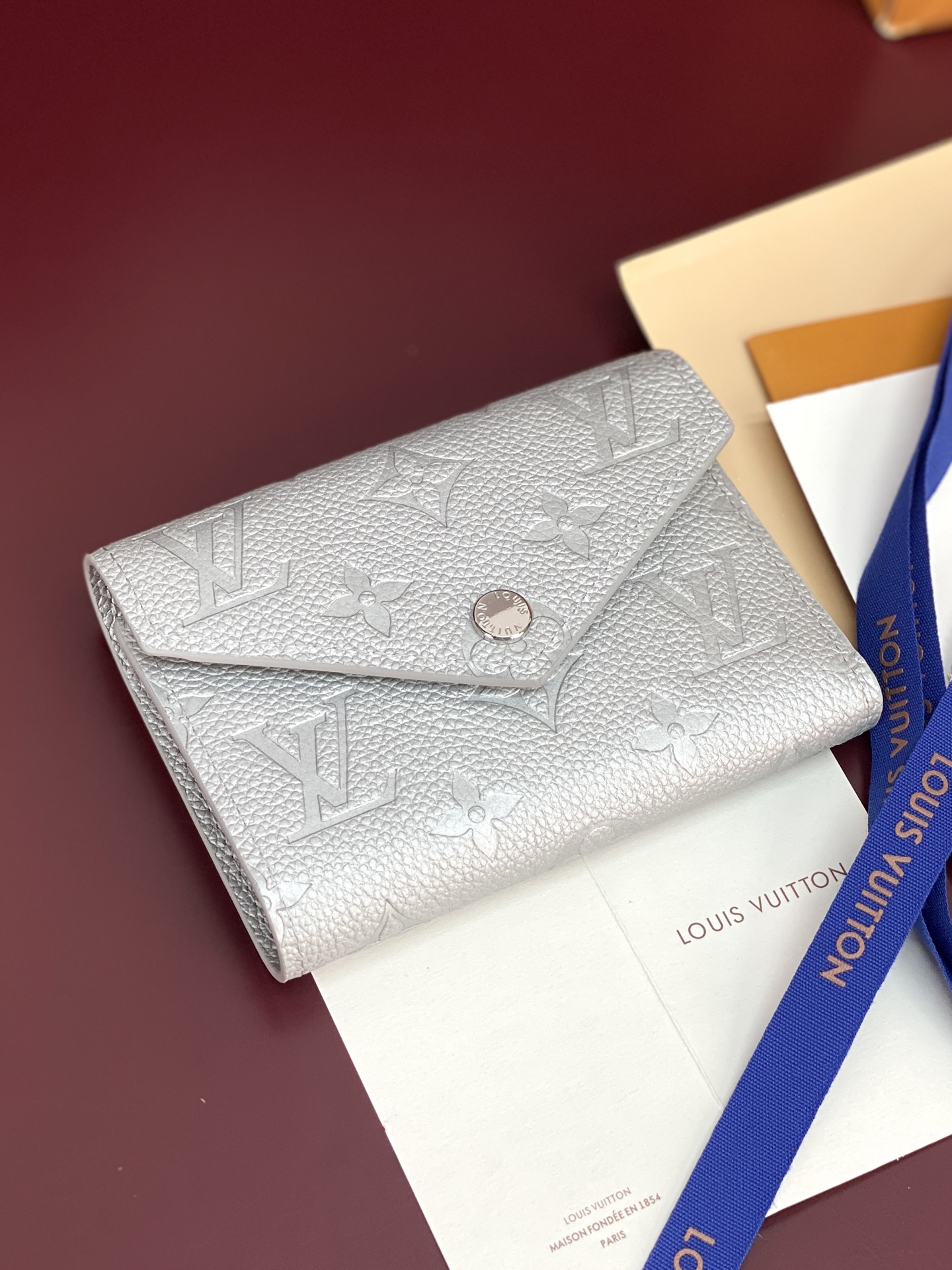 M26896 珠光银！柔软的 Monogram Empreinte 粒面牛皮革压印经典 Monogram