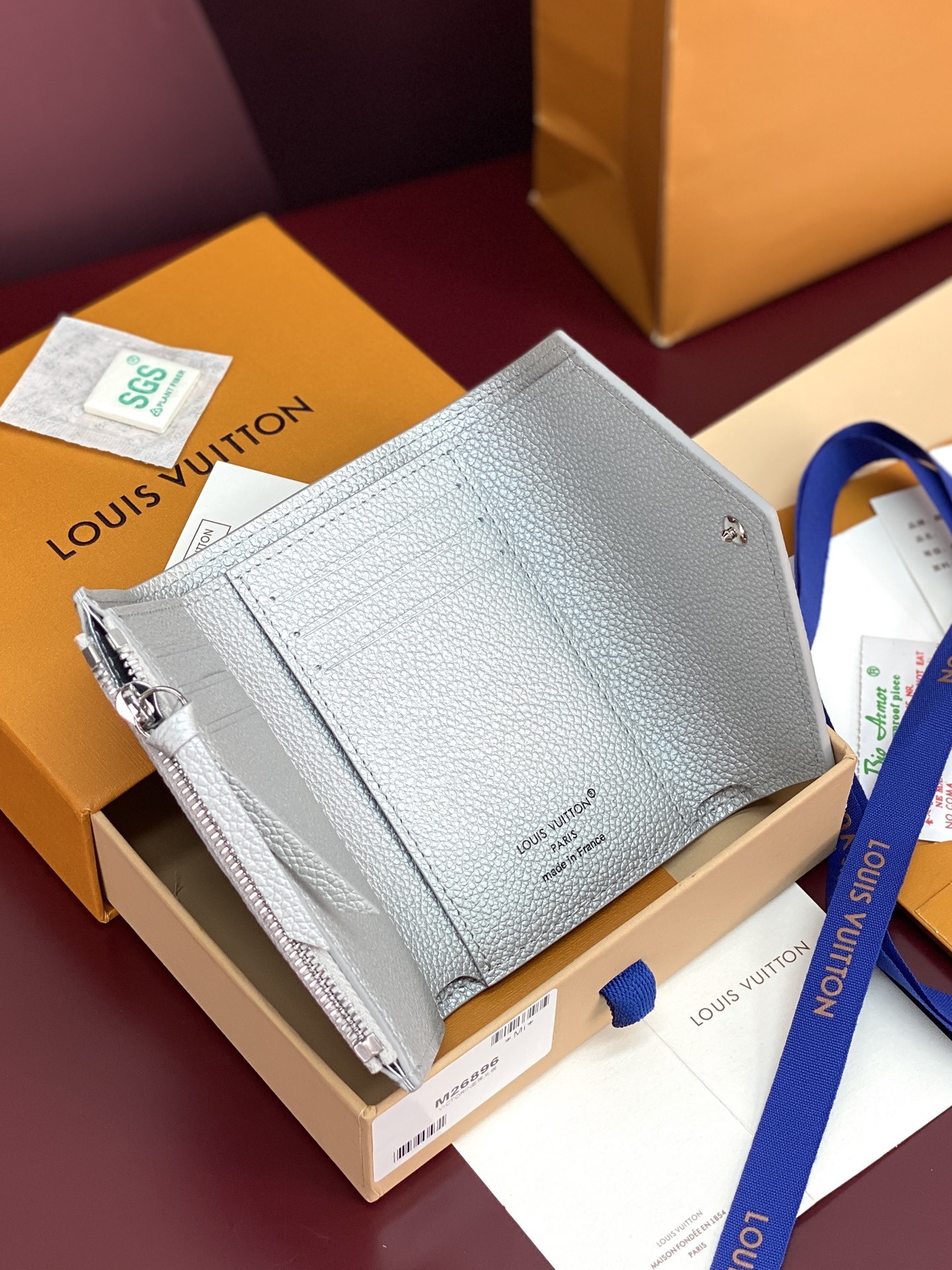 M26896 珠光银！柔软的 Monogram Empreinte 粒面牛皮革压印经典 Monogram