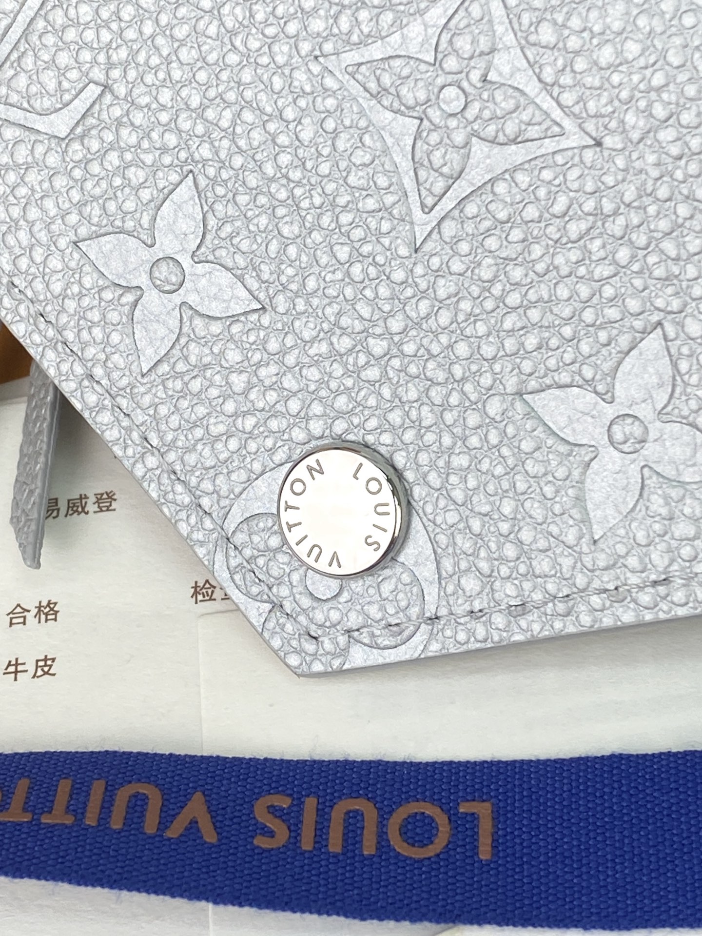 M26896 珠光银！柔软的 Monogram Empreinte 粒面牛皮革压印经典 Monogram