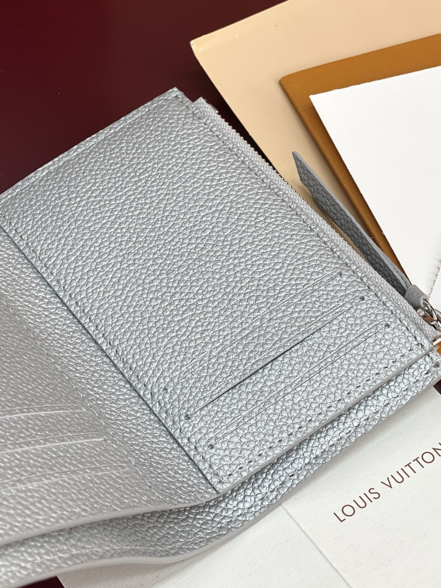 M26896 珠光银！柔软的 Monogram Empreinte 粒面牛皮革压印经典 Monogram