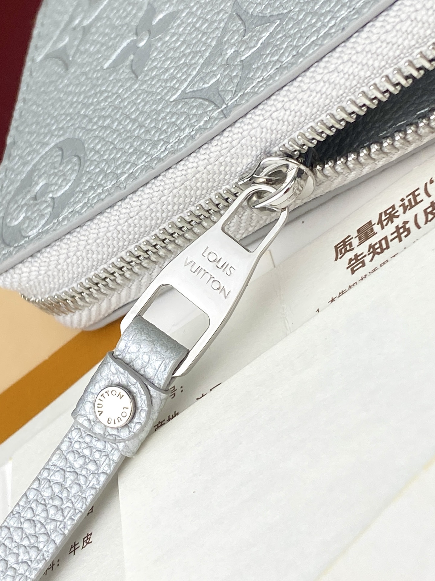 M60574 珠光银！此款拉链零钱包为都市人提供了最理想的选择。包身精巧紧凑，以亮银白色烘托精致质感。可