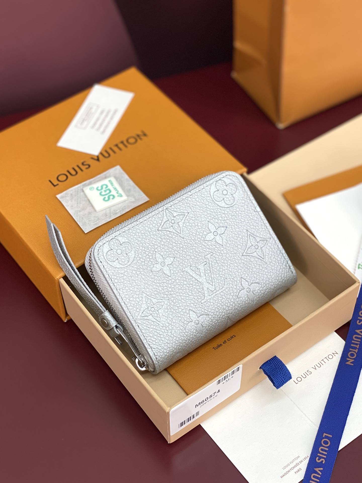 NO:718251,M60574 Pearlescent Silver!  This zippered coin purse provides the most ideal choice for urbanites. The bag is exquisite and compact, with bright silver white to highlight the exquisite texture. It can be used to hold change, credit cards and folded banknotes. Even if the pocket on your body is small, you can easily put it in. 11 x 8 x 1 cm., LV wallet, louis vuitton, wallets19860909M60574 珠光银！此款拉链零钱包为都市人提供了最理想的选择.包身精巧紧凑,以亮银白色烘托精致质感.可以用来装零钱、信用卡和折叠起来的纸币.即使身上的口袋小,也可轻松地将它放入.11 x 8 x 1 cm .,LV钱包,louis vuitton,wallets,欧美剧