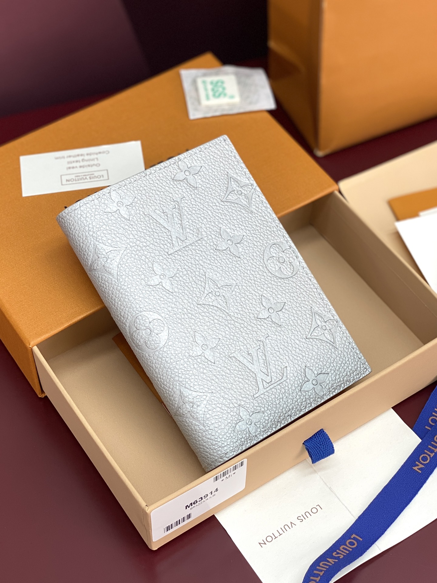 NO:718249,M63914 pearlescent silver!  passport!  An excellent companion for fashionable travel, it is lined with luxurious grained calfskin, has a multi-compartment structure inside, and is styled with silver-white accents. The image of a giraffe carrying a gorgeous Louis Vuitton handbag and shopping for it turns this elegant passport cover into a cute incarnation. 10.0 x 14.0 x 2.5 cm (length x height x width)., LV wallet, louis vuitton, louis vuitton, wallets, cowhide19860909M63914 珠光银！护照！时尚出行的绝佳伴侣、质感奢华的粒纹小牛皮内衬,内部多隔层构造,风格采用银白色烘托配饰.挎着华丽的路易威登手袋大肆采购的长颈鹿形象,将此款优雅的护照套变为可爱的化身.10.0 x 14.0 x 2.5 cm (长 x 高 x 宽).,LV钱包,louis vuitton,louis vuitton,wallets,cowhide,欧美剧