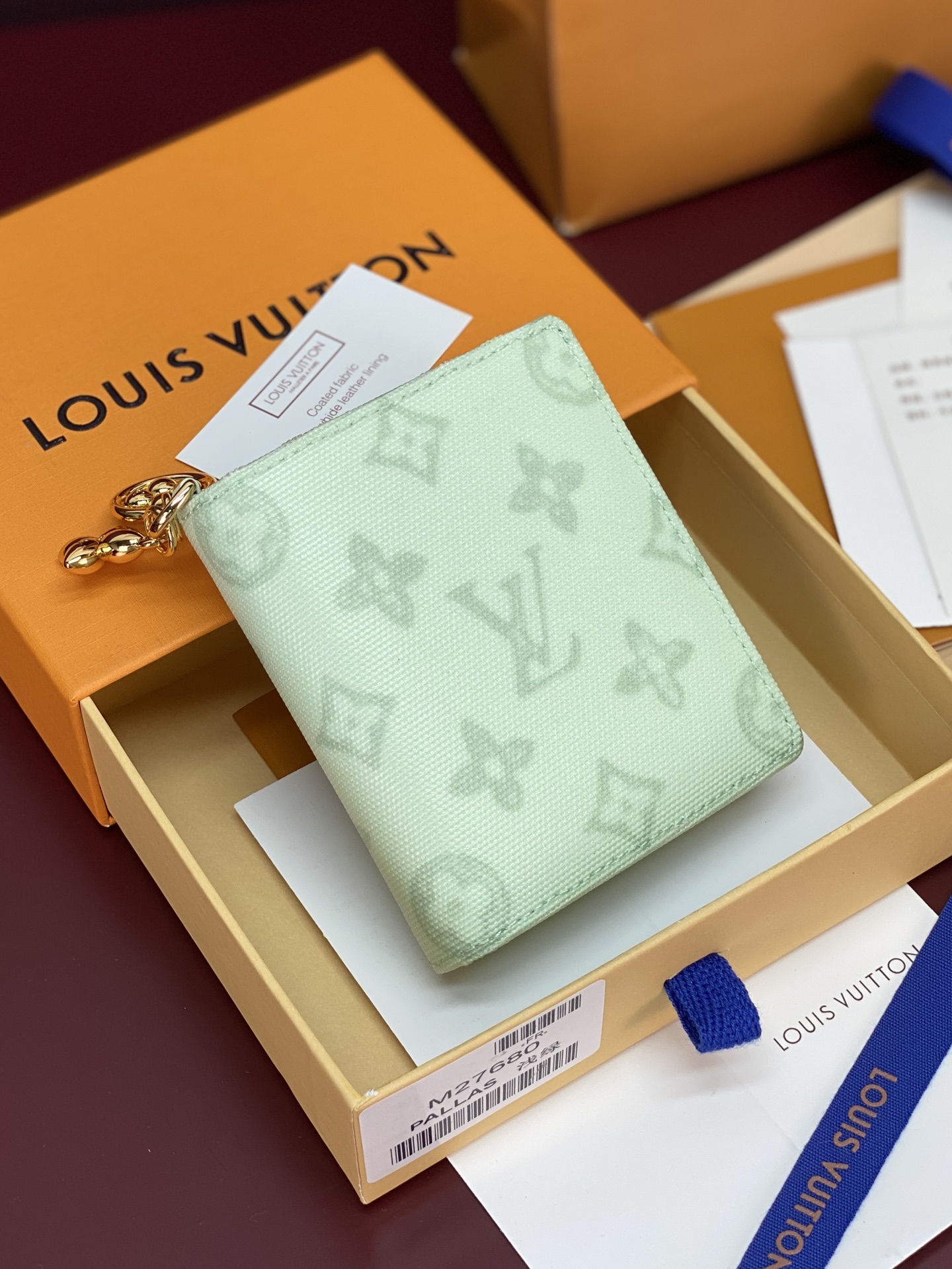 NO:763646,M27680 light green!  Charms pocket wallet, exquisitely decorated with Monogram flowers, pays tribute to the 130th anniversary of the birth of the classic Monogram pattern. Monogram Origine canvas wrapped cow leather lining, equipped with pockets and card slots for coins and banknotes. Dimensions 10 x 2.5 x 9 cm (height x width x length)., LV wallet, louis vuitton, wallets, cowhide19860909M27680 浅绿！Charms 口袋钱夹,以 Monogram 花卉精巧点缀,礼赞经典 Monogram 图案诞辰 130 周年.Monogram Origine 帆布包裹牛皮革内衬,设有可收纳硬币及纸钞的口袋和卡位. 尺寸10 x 2.5 x 9 厘米 (高 x 宽 x 长度).,LV钱包,louis vuitton,wallets,cowhide,欧美剧