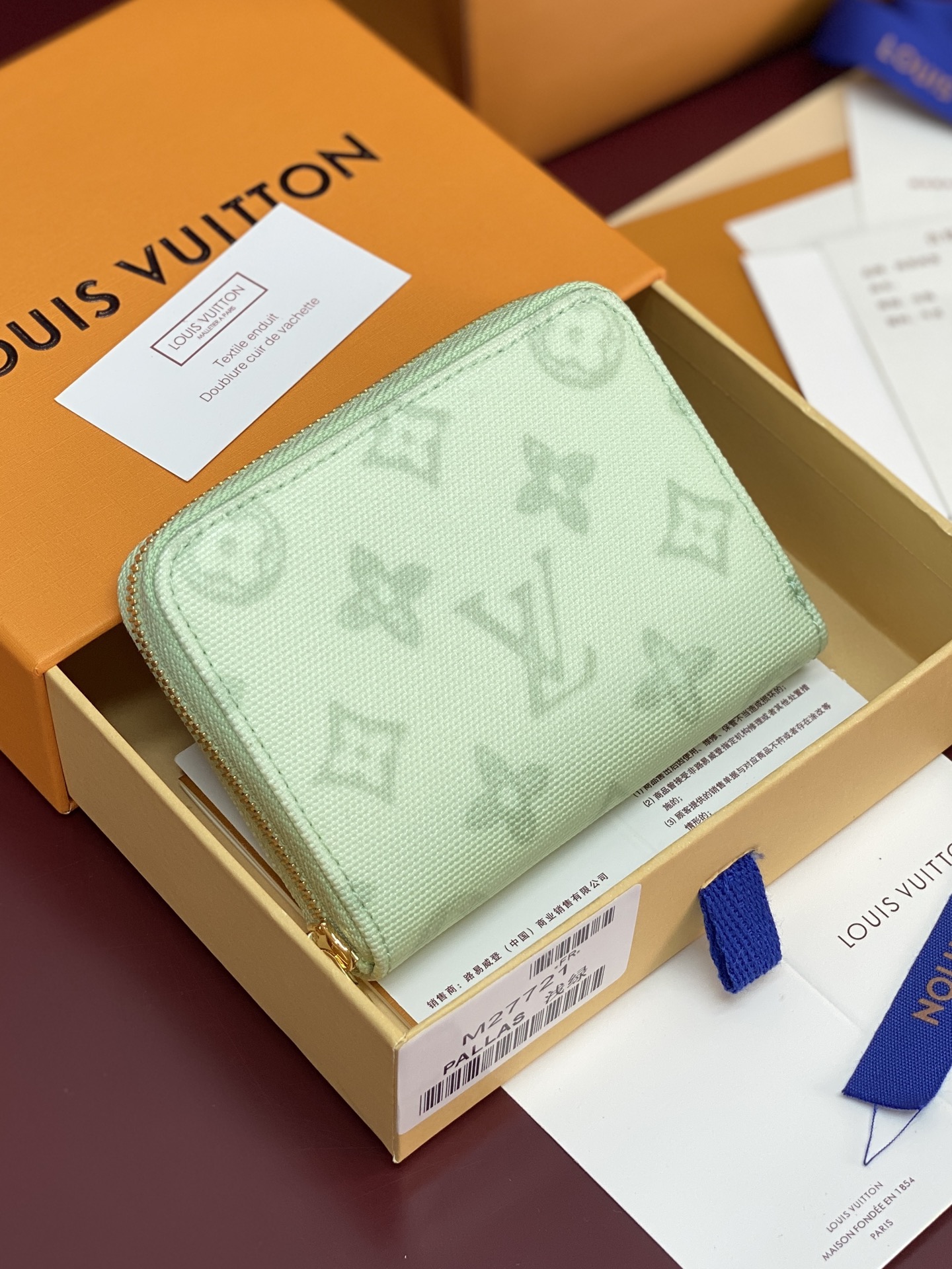 NO:763643,M27721 light green!  'Zippy Coin Pers' finished in Monogram Origin canvas for the 130th anniversary of the birth of Monogram canvas, which is famous for Maison's iconic pattern. Made of bright blue canvas, it has an easy-to-organize interior with multiple pockets, slots, and compartments that can store cards and banknotes. The gold zipper adds a refined impression. Size 11 x 8.5 x 2 cm., LV wallet, louis vuitton, wallets19860909M27721 浅绿！Maison的标志性图案而闻名的Monogram帆布诞生130周年,用Monogram Origin帆布完成的“Zippy Coin Pers”.采用鲜艳的蓝色帆布,配有多个口袋、插槽、可以收纳卡片和纸币的隔间等易于整理的内部装修.金色的拉链增添了精致的印象. 尺寸11 x 8.5 x 2厘米 .,LV钱包,louis vuitton,wallets,欧美剧