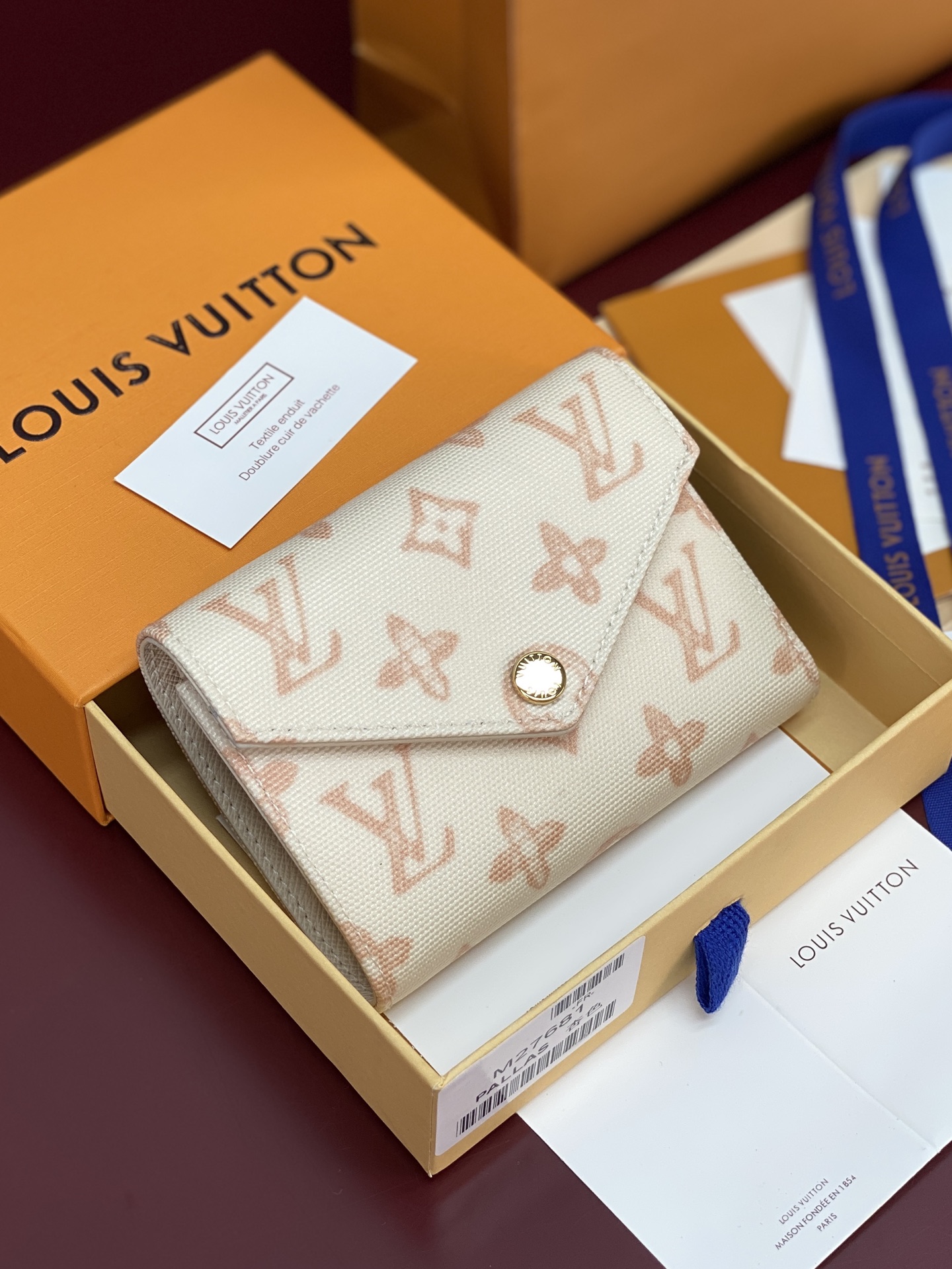 NO:763654,M27681 Apricot color!  The Victorine Wallet was specially created to celebrate the 130th anniversary of Louis Vuitton's classic Monogram pattern. Monogram Origine canvas is dipped in bright colors and elegant snap buttons. It has a receipt pocket and multiple card slots. Dimensions: 9.5 x 2.5 x 12 cm (height x width x length)., LV wallet, louis vuitton, louis vuitton, wallets19860909M27681 杏色！Victorine 钱夹专为庆贺路易威登经典 Monogram 图案的 130 周年诞辰而生.Monogram Origine 帆布浸染明快色彩,搭配优雅按扣.设有票据袋和多个卡位. 尺寸9.5 x 2.5 x 12 厘 (高 x 宽 x 长度).,LV钱包,louis vuitton,louis vuitton,wallets,欧美剧