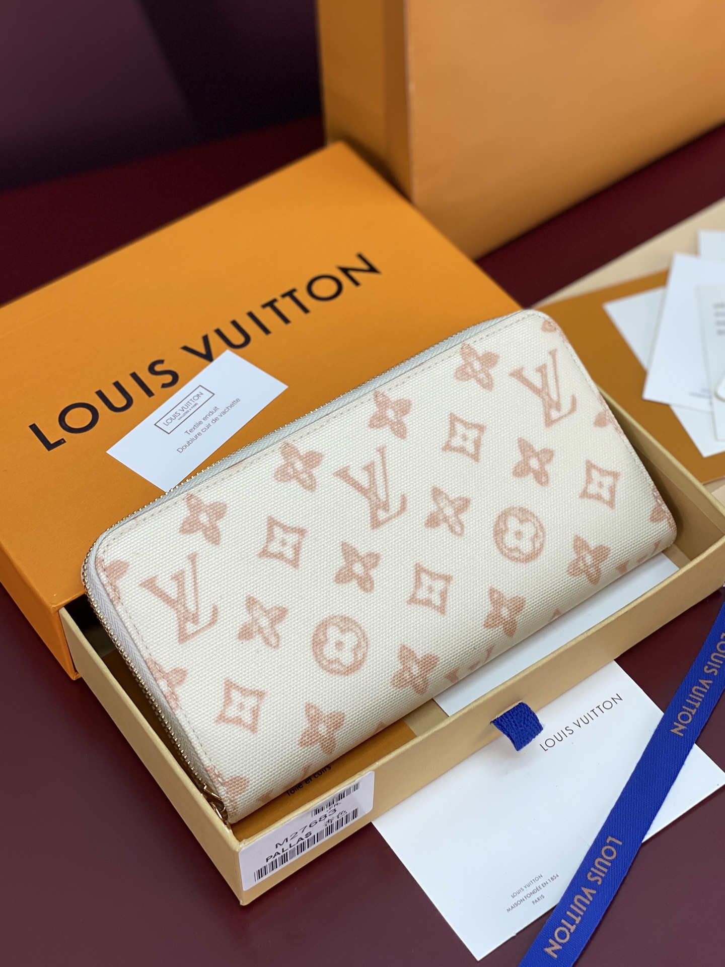 NO:763648,M27683 Apricot color!  The special edition Zippy Wallet has been redesigned to commemorate the 130th anniversary of the Louis Vuitton brand. It is made of Louis Vuitton check original canvas, with cowhide trim and lining. Its practical design has a variety of storage functions, including three large pockets and 12 card slots. Dimensions 19.5x 10.5x 2.5 cm.,LV wallet,louis vuitton,louis vuitton,wallets,cowhide19860909M27683 杏色！Zippy Wallet 特别版是为了纪念路易威登品牌创立 130 周年而重新设计的.它采用路易威登格纹原生帆布制成,表面饰有牛皮边饰和衬里.其实用的设计具备多种收纳功能,包括三个大口袋和 12 个卡槽. 尺寸 19.5x 10.5x 2.5 厘米.,LV钱包,louis vuitton,louis vuitton,wallets,cowhide,欧美剧