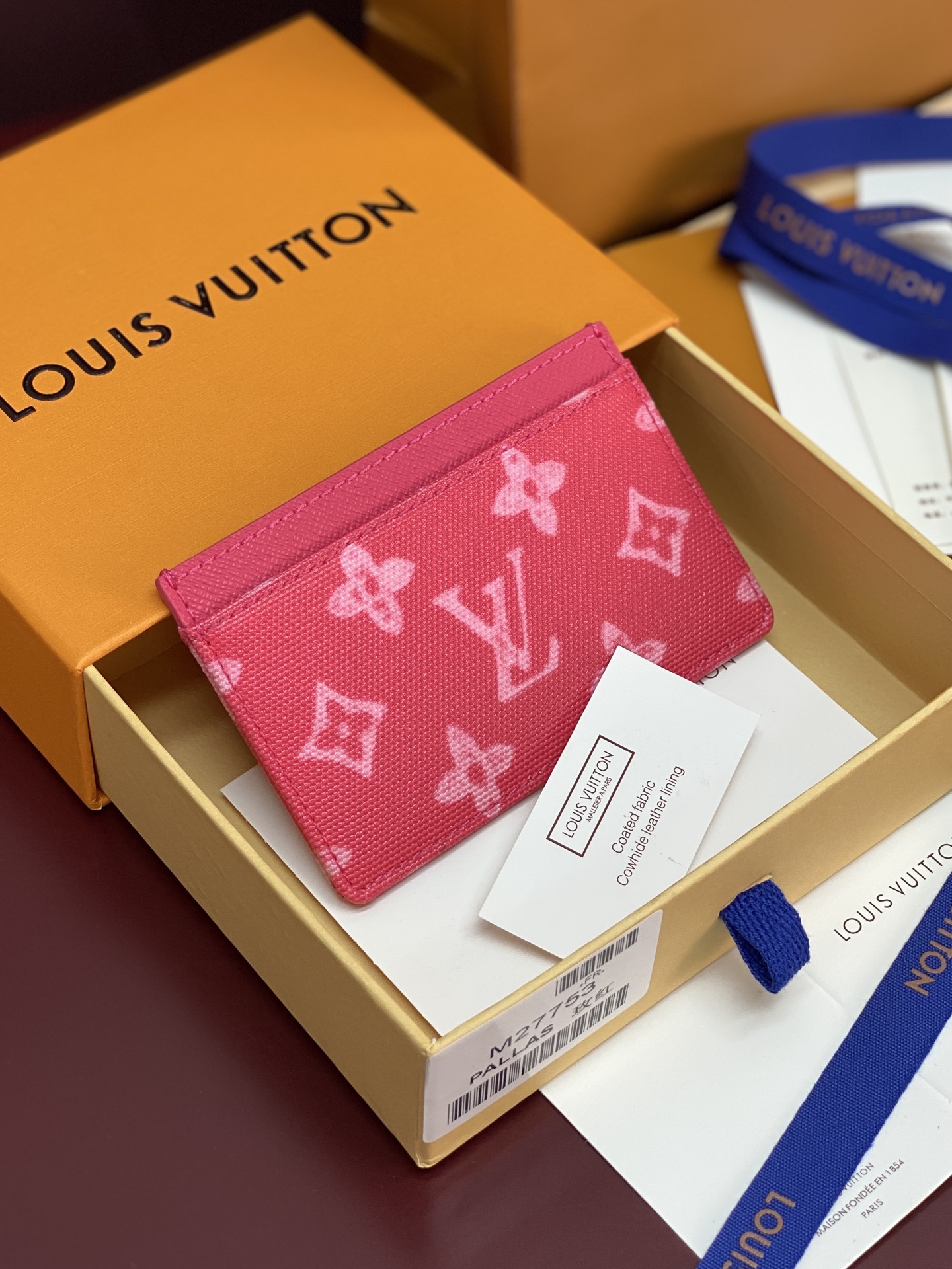 NO:763645,M27756 red!  Card Holder Card Holder Card Holder The outer layer is Monogram coated canvas, and the inner layer is soft cowhide lining, which is wear-resistant and brightly colored. Standard card holder size, can be easily put into a small bag or trouser pocket. The size is about 11 × 7 cm., LV wallet, louis vuitton, wallets, cowhide19860909M27756 枚红！卡包名片夹 卡套 Card Holder 卡夹 外层为Monogram涂层帆布,内层为柔软的牛皮衬里,耐磨且色彩鲜艳.标准的卡夹尺寸,可轻松放入随身小包或裤袋.尺寸约 11 × 7 cm.,LV钱包,louis vuitton,wallets,cowhide,欧美剧