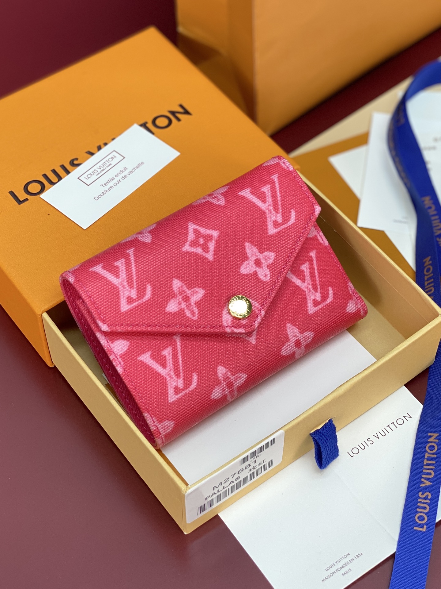 NO:763639,M27681 red!  The Victorine Wallet was specially created to celebrate the 130th anniversary of Louis Vuitton's classic Monogram pattern. Monogram Origine canvas is dipped in bright colors and elegant snap buttons. It has a receipt pocket and multiple card slots. Dimensions: 9.5 x 2.5 x 12 cm (height x width x length)., LV wallet, louis vuitton, louis vuitton, wallets19860909M27681 枚红！Victorine 钱夹专为庆贺路易威登经典 Monogram 图案的 130 周年诞辰而生.Monogram Origine 帆布浸染明快色彩,搭配优雅按扣.设有票据袋和多个卡位. 尺寸9.5 x 2.5 x 12 厘 (高 x 宽 x 长度).,LV钱包,louis vuitton,louis vuitton,wallets,欧美剧