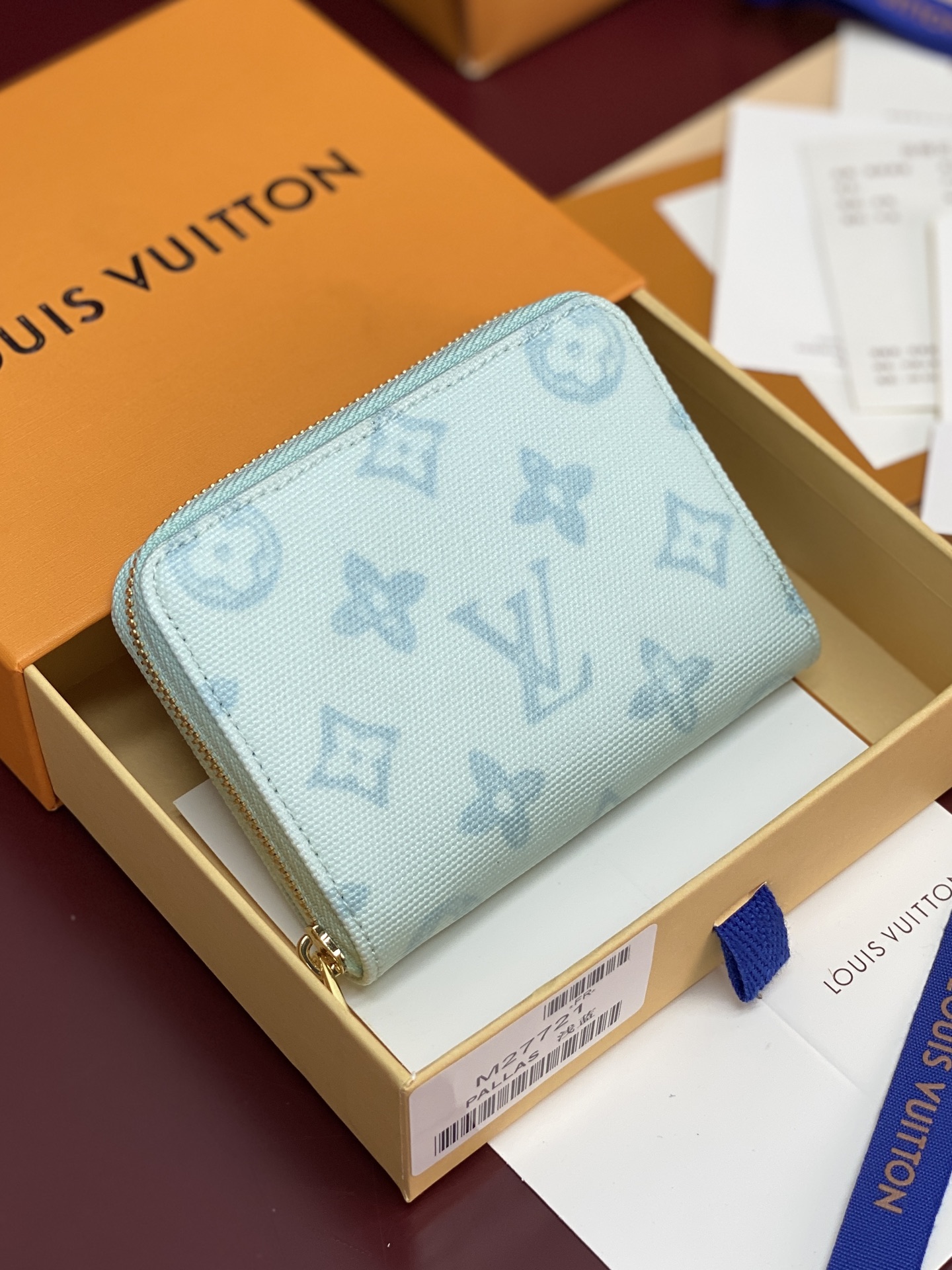 NO:763653,M27721 light blue!  'Zippy Coin Pers' finished in Monogram Origin canvas for the 130th anniversary of the birth of Monogram canvas, which is famous for Maison's iconic pattern. Made of bright blue canvas, it has an easy-to-organize interior with multiple pockets, slots, and compartments that can store cards and banknotes. The gold zipper adds a refined impression. Size 11 x 8.5 x 2 cm., LV wallet, louis vuitton, wallets19860909M27721 浅蓝！Maison的标志性图案而闻名的Monogram帆布诞生130周年,用Monogram Origin帆布完成的“Zippy Coin Pers”.采用鲜艳的蓝色帆布,配有多个口袋、插槽、可以收纳卡片和纸币的隔间等易于整理的内部装修.金色的拉链增添了精致的印象. 尺寸11 x 8.5 x 2厘米 .,LV钱包,louis vuitton,wallets,欧美剧