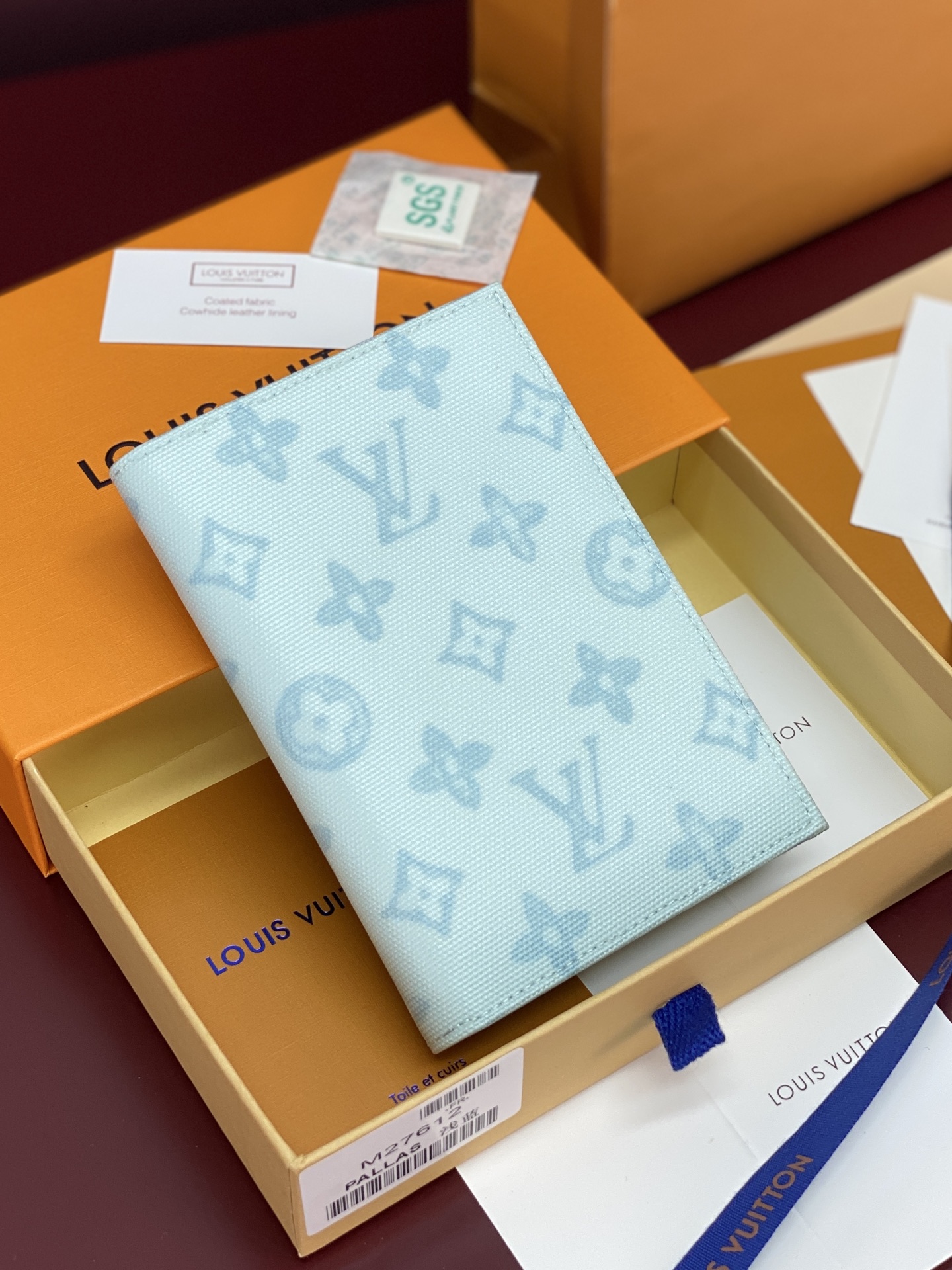 NO:763650,M27612 light blue!  This passport case is specially designed to celebrate the 130th anniversary of Louis Vuitton's Monogram pattern. The Monogram Origine canvas is cut in a classic configuration, with pockets and card slots to keep travel documents organized. An exclusive label identifies the collection. Dimensions: 14 x 2.5 x 10 cm (H x W x L)., LV wallet, louis vuitton, louis vuitton, wallets19860909M27612 浅蓝！本款护照套专为庆贺路易威登 Monogram 图案的 130 年诞辰设计.Monogram Origine 图案帆布裁出经典构型,口袋和卡位令旅行证件井然有序.专属标签点明庆贺系列身份. 尺寸14 x 2.5 x 10 厘米 (高 x 宽 x 长度).,LV钱包,louis vuitton,louis vuitton,wallets,欧美剧