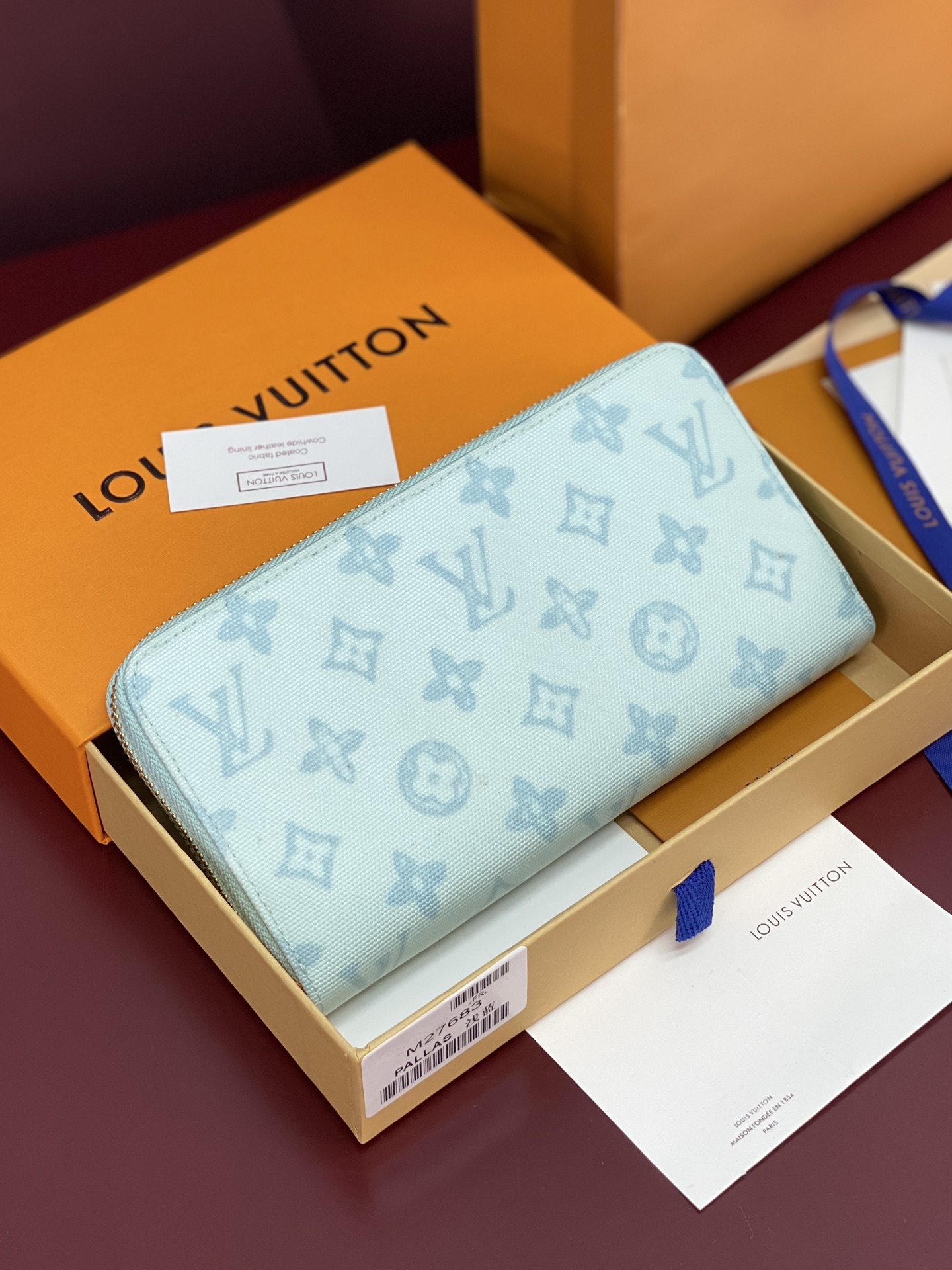 NO:763647,M27683 light blue!  The special edition Zippy Wallet has been redesigned to commemorate the 130th anniversary of the Louis Vuitton brand. It is made of Louis Vuitton check original canvas, with cowhide trim and lining. Its practical design has a variety of storage functions, including three large pockets and 12 card slots. Dimensions 19.5x 10.5x 2.5 cm.,LV wallet,louis vuitton,louis vuitton,wallets,cowhide19860909M27683 浅蓝！Zippy Wallet 特别版是为了纪念路易威登品牌创立 130 周年而重新设计的.它采用路易威登格纹原生帆布制成,表面饰有牛皮边饰和衬里.其实用的设计具备多种收纳功能,包括三个大口袋和 12 个卡槽. 尺寸 19.5x 10.5x 2.5 厘米.,LV钱包,louis vuitton,louis vuitton,wallets,cowhide,欧美剧