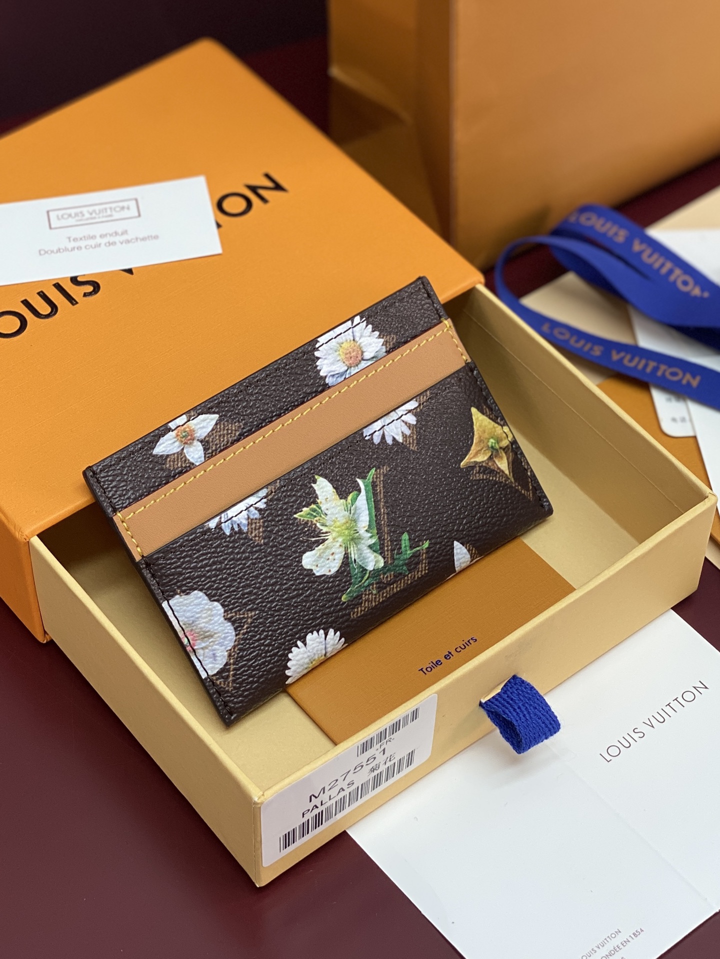 NO:763676,M27551 Chrysanthemum!  DOUBLE card holder, this Double card holder combines elegant flowers and classic Monogram patterns, using Monogram floral coated canvas to show fresh vitality. It is lined with cow leather and has a delicate hot-stamped watering bottle pattern. The card slot and central pocket allow for organized storage. 11 x 7 x 1.5 cm (length x height x width)., LV wallet, louis vuitton, wallets, cowhide19860909M27551 菊花！DOUBLE 卡夹、本款 Double 卡夹融合雅致繁花与经典 Monogram 图案,以 Monogram 花卉涂层帆布展现清新活力.牛皮革内衬细腻烫印浇水壶图案,卡位和中央口袋实现有序收纳. 11 x 7 x 1.5 厘米 (长度 x 高 x 宽).,LV钱包,louis vuitton,wallets,cowhide,欧美剧