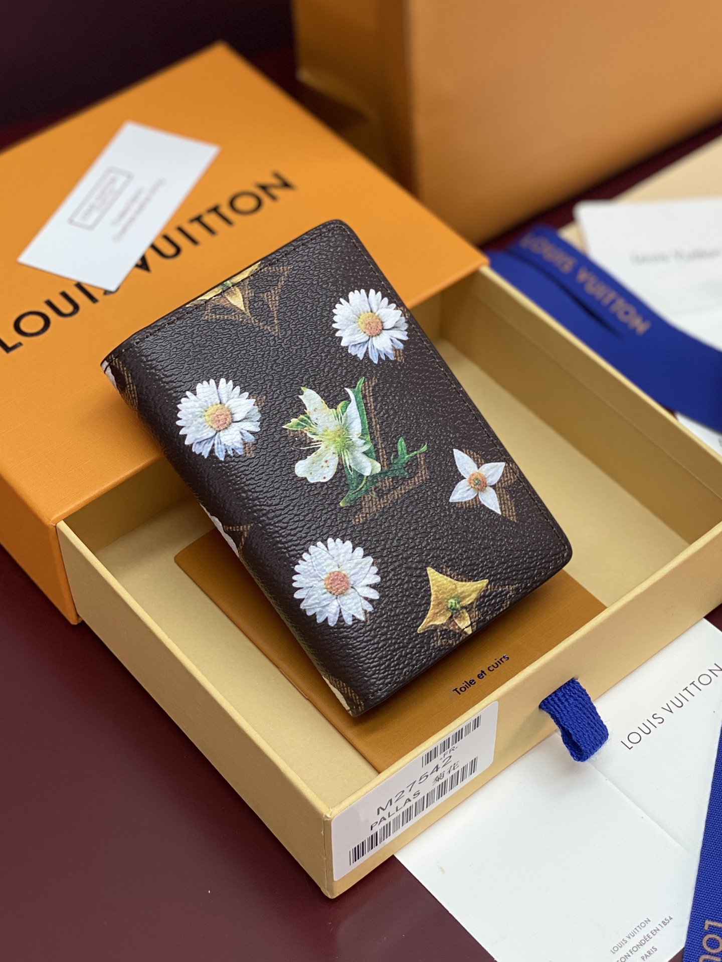 NO:763673,M27542 Chrysanthemum!  Pocket wallet, this pocket wallet is made of Monogram floral coated canvas, and the watering bottle pattern is hot-stamped on the inner cowhide leather to pay tribute to the brand's artistic aesthetic. Multiple card slots, inner pockets and outer patch pockets add functional details. 7.5 x 11.1 x 1 cm (length x height x width)., LV wallet, louis vuitton, wallets, cowhide19860909M27542 菊花！口袋钱夹、本款口袋钱夹采用 Monogram 花卉涂层帆布,再为内部牛皮革烫印浇水壶图案,致意品牌艺术美学.多重卡位、内袋和外贴袋增添功能细节. 7.5 x 11.1 x 1 厘米 (长度 x 高 x 宽).,LV钱包,louis vuitton,wallets,cowhide,欧美剧