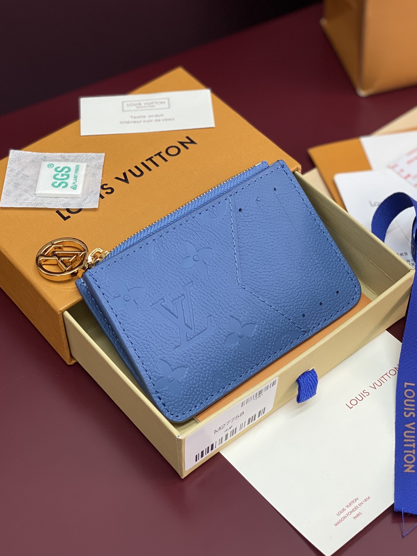 NO:769165,M27758 card holder!  New for the season!  ROMY Rainbow Series Romy card holder is dipped in Louis Vuitton's iconic Monogram Empreinte leather in brilliant colors, and then zipped with the LV-Script logo, exuding elegance everywhere. The compact structure has pockets and card slots to accommodate cards, coins and banknotes. 12 x 8 x 0.8 cm (length x height x width)., LV wallet, louis vuitton, louis vuitton, wallets19860909M27758 卡夹！当季新款！ROMY Rainbow 系列 Romy 卡夹为路易威登标志性的 Monogram Empreinte 皮革浸染绚丽色彩,再以 LV-Script 标识开启拉链,处处流露雅致气息.紧凑构型设有口袋和卡位,可容纳卡片、硬币和纸钞. 12 x 8 x 0.8 厘米 (长度 x 高 x 宽).,LV钱包,louis vuitton,louis vuitton,wallets,欧美剧