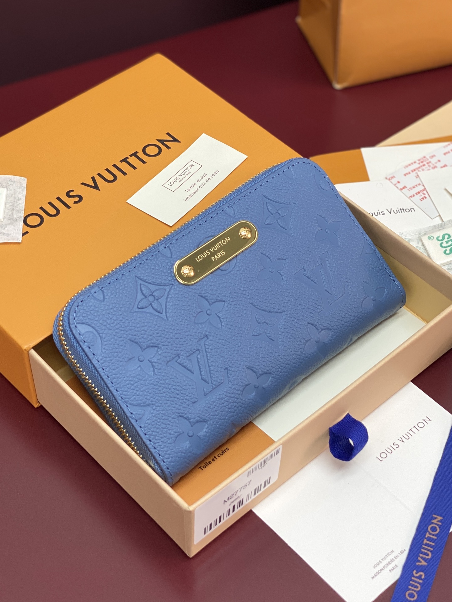 NO:769157,M27757 Margot wallet, a very stylish style that strikes the perfect balance between contemporary and classic design. It is crafted from the iconic Monogram Empreinte leather, decorated with polished metal hardware and includes multiple pockets and compartments. Dimensions 17x11x2cm., LV wallet, louis vuitton, wallets19860909M27757 Margot钱包,一款非常时尚的款式,在当代和经典设计之间实现了完美的平衡.它由标志性的Monogram Empreinte皮革制作,饰有抛光的金属五金,包括多个口袋和隔间.尺寸17x11x2cm.,LV钱包,louis vuitton,wallets,欧美剧