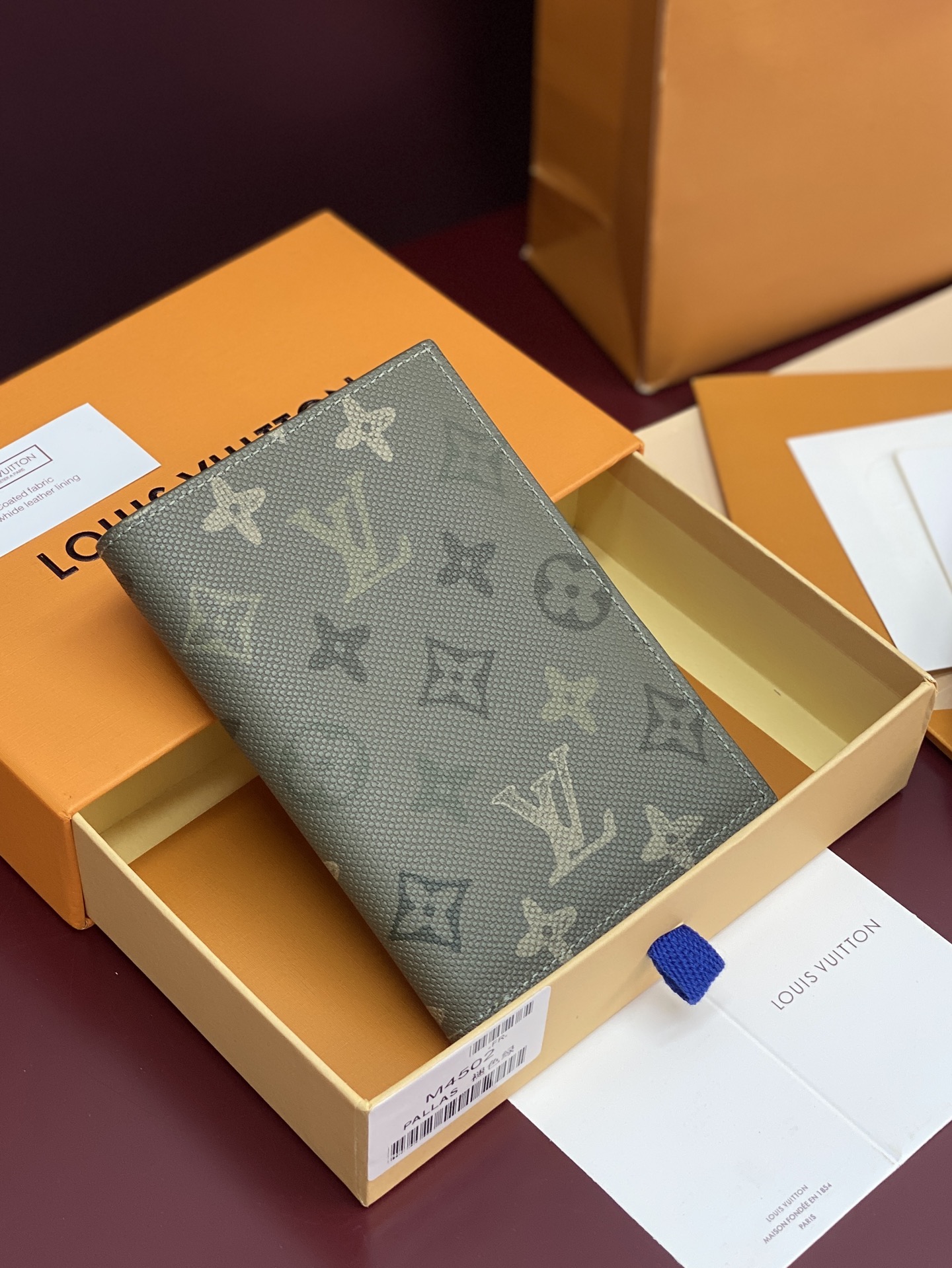 NO:812993,M64502 faded green!  Passport holder!  The perfect companion for fashionable travel. Luxurious grained calfskin lining, internal multi-compartment structure, classic style travel accessory. The image of a giraffe carrying a gorgeous Louis Vuitton handbag and shopping for it turns this elegant passport cover into a cute incarnation. 10.0 x 14.0 x 2.5 cm (length x height x width)., LV wallet, louis vuitton, louis vuitton, wallets, cowhide19860909M64502 褪色绿！护照夹！时尚出行的绝佳伴侣.质感奢华的粒纹小牛皮内衬,内部多隔层构造,风格经典的旅行配饰.挎着华丽的路易威登手袋大肆采购的长颈鹿形象,将此款优雅的护照套变为可爱的化身.10.0 x 14.0 x 2.5 cm (长 x 高 x 宽).,LV钱包,louis vuitton,louis vuitton,wallets,cowhide,Wallet purse