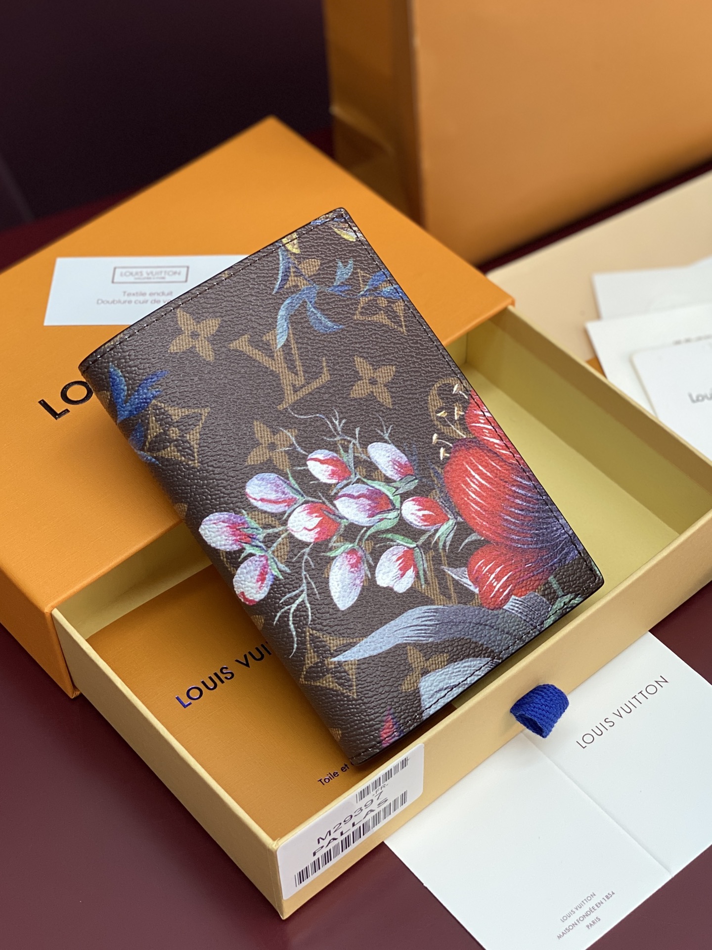 NO:769155,M29397!  New seasonal styles, passport covers!  The Monogram Eden series depicts floral patterns on this passport case, and the elegance is self-evident. The classic canvas outer layer is wrapped with grained cow leather lining, and multiple pockets and card slots keep travel documents organized. 10 x 14 x 2.5 cm (length x height x width).,LV wallet, louis vuitton,wallets,cowhide19860909M29397！当季新款、护照套！Monogram Eden 系列为此款护照套描绘花卉图案,娴雅气息不言而喻.经典帆布外层包裹粒面牛皮革内衬,多个口袋和卡位令旅行证件井然有序. 10 x 14 x 2.5 厘米 (长度 x 高 x 宽).,LV钱包,louis vuitton,wallets,cowhide,欧美剧