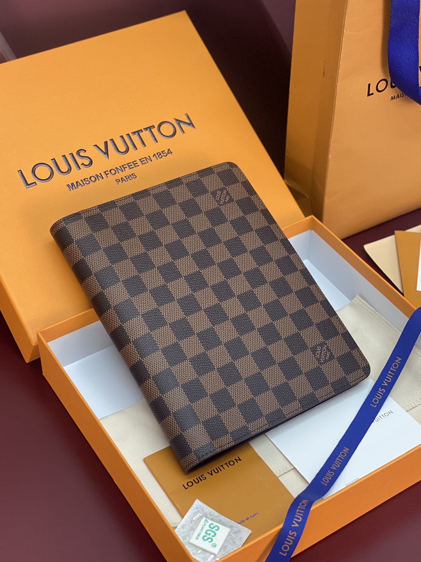 NO:813241,R20100 brown!  Desktop notepad cover!  Suitable for desktops, this elegant and spacious notepad cover is made of Monogram canvas and can easily accommodate A5 note paper and small paper, and can also add an address book. 18.5 x 23 x 3 cm (length x height x width)., LV wallet, louis vuitton, wallets19860909R20100 啡格！ 桌面记事本封面！适用于桌面,此优雅宽敞的记事本封套以Monogram帆布制造,轻易容纳A5笔记纸及小型纸张,另可加上地址电话册. 18.5 x 23 x 3 厘米 (长度 x 高 x 宽).,LV钱包,louis vuitton,wallets,Wallet purse
